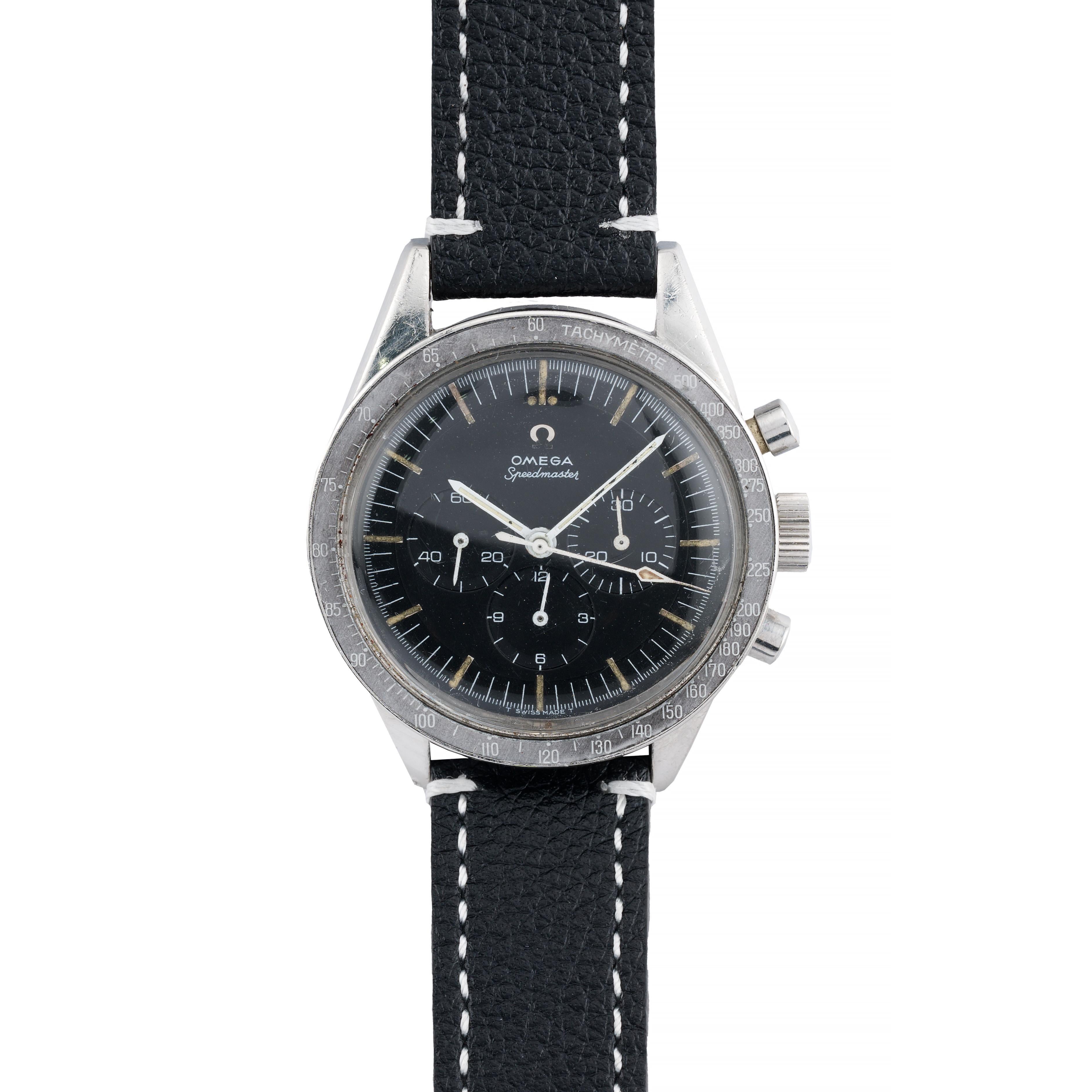 Omega stellt vor:

Eine sehr originale und unberührte Omega Speedmaster 'Ed White' Chronographenuhr aus Edelstahl, circa 1964. Das runde, 40 mm breite Gehäuse beherbergt das originelle schwarze Zifferblatt mit kontrastierenden Leuchtmarkierungen und