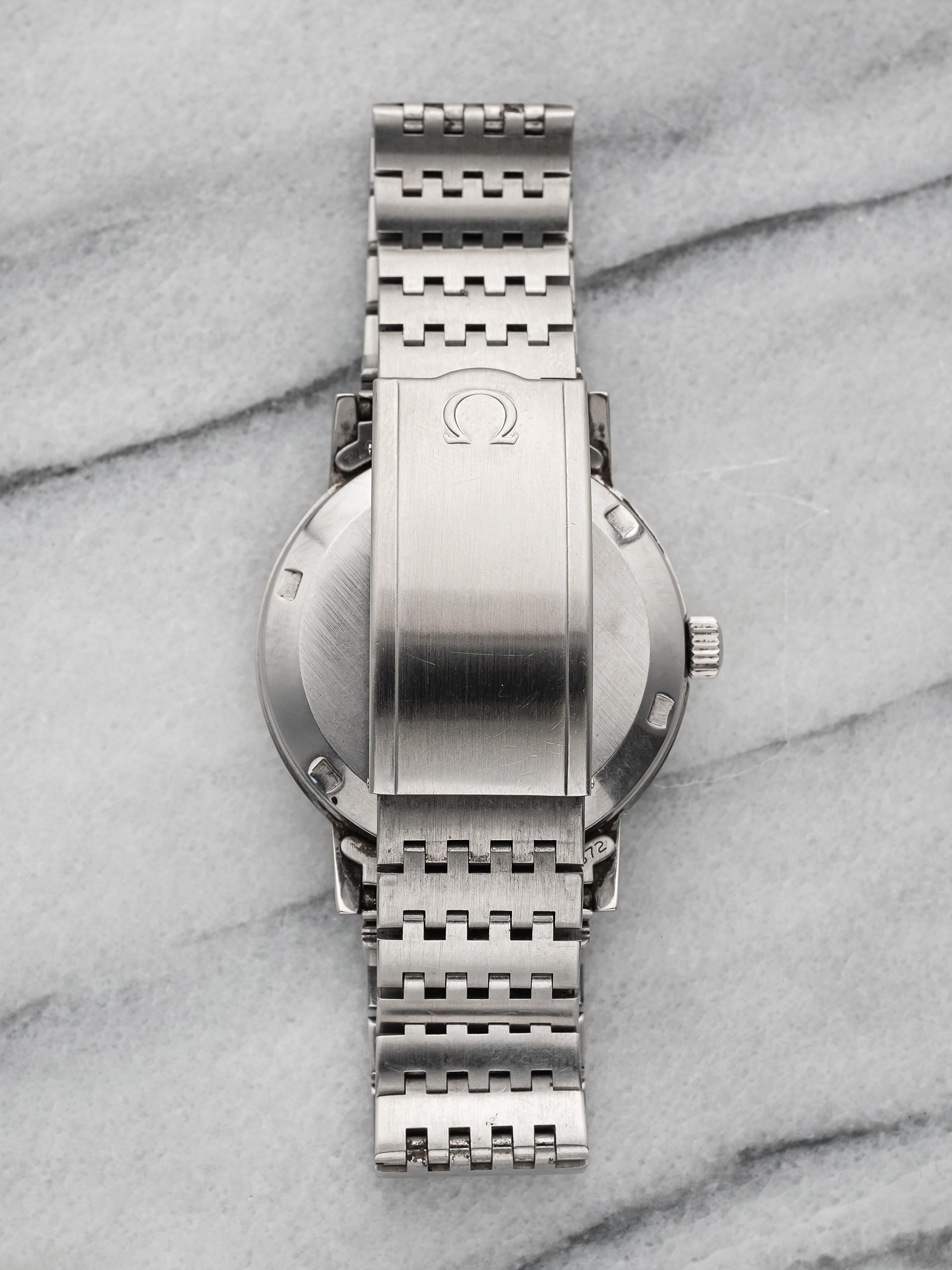 Vintage Omega Geneve 70s Automatic Silver Dial Day Date 37mm Case en Bueno estado para la venta en New York, NY