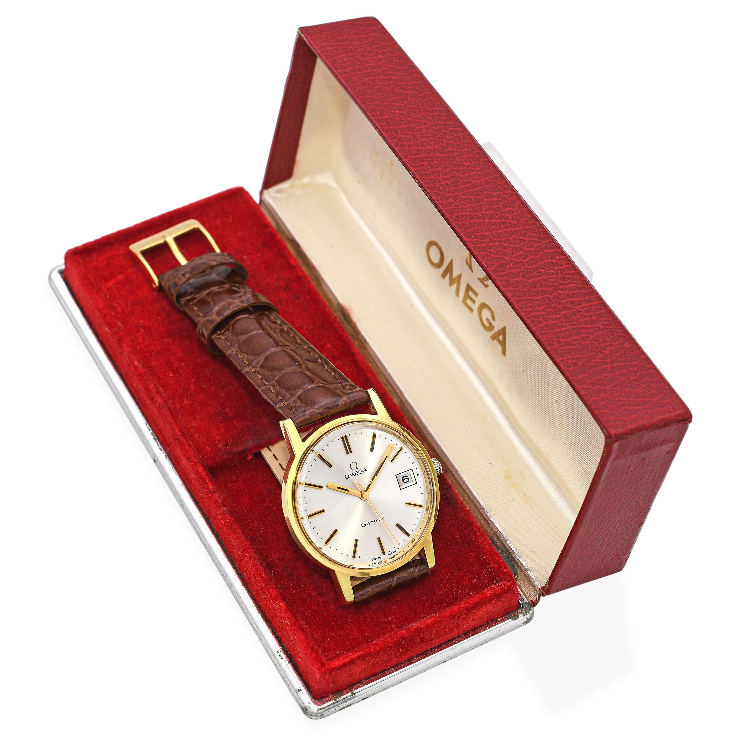 Este Omega Genève Tool 9070 vintage es un raro y refinado ejemplo del diseño Omega de los años 70, que combina la elegancia discreta con el encanto utilitario. Alojado en una caja de acero inoxidable, el reloj presenta un diseño de esfera
