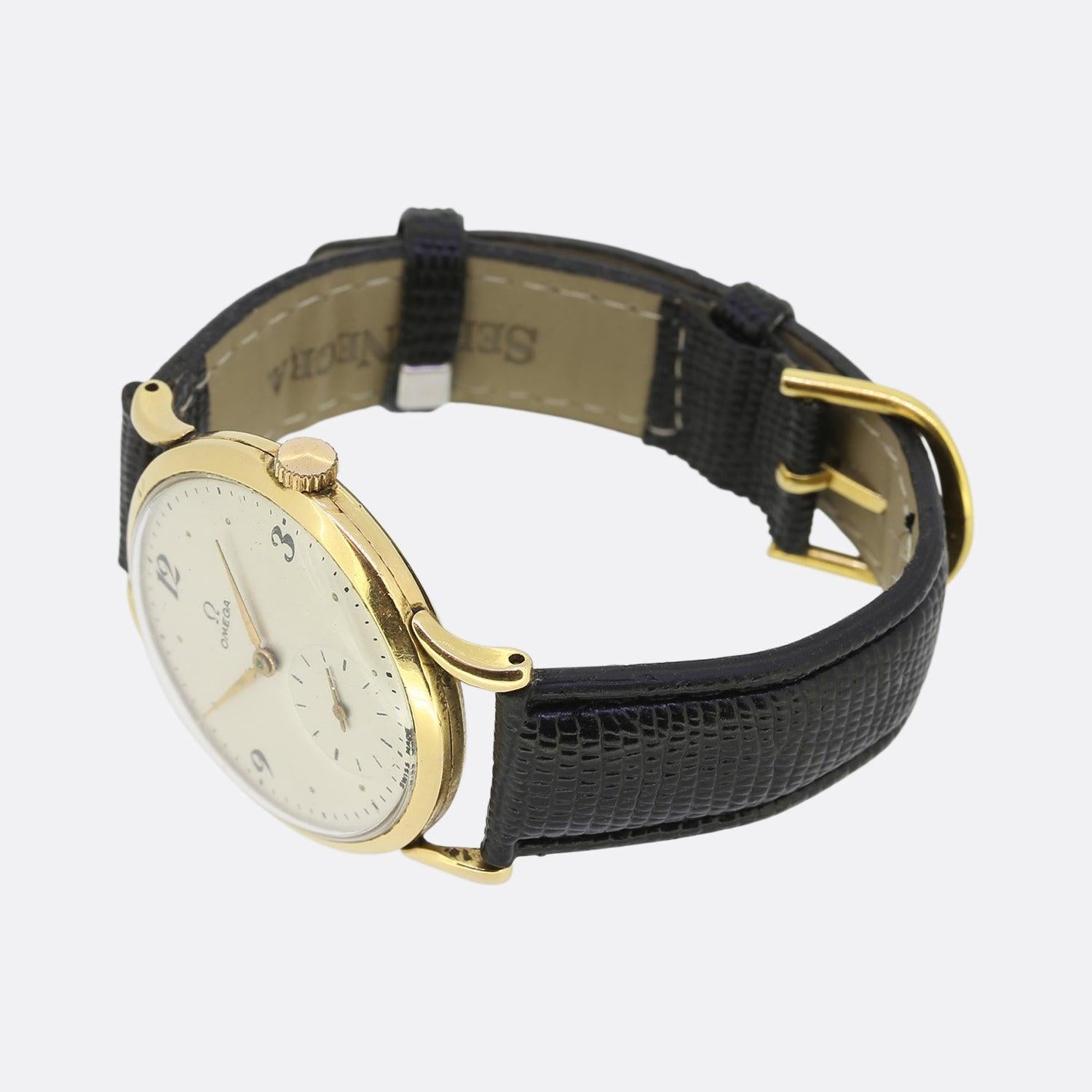 Il s'agit d'une montre-bracelet Omega vintage en or jaune 18ct pour homme. La montre comporte toutes ses pièces d'origine, y compris le boîtier et le cadran. Cependant, la boucle, le bracelet et la couronne ont été remplacés à un moment donné.


Les