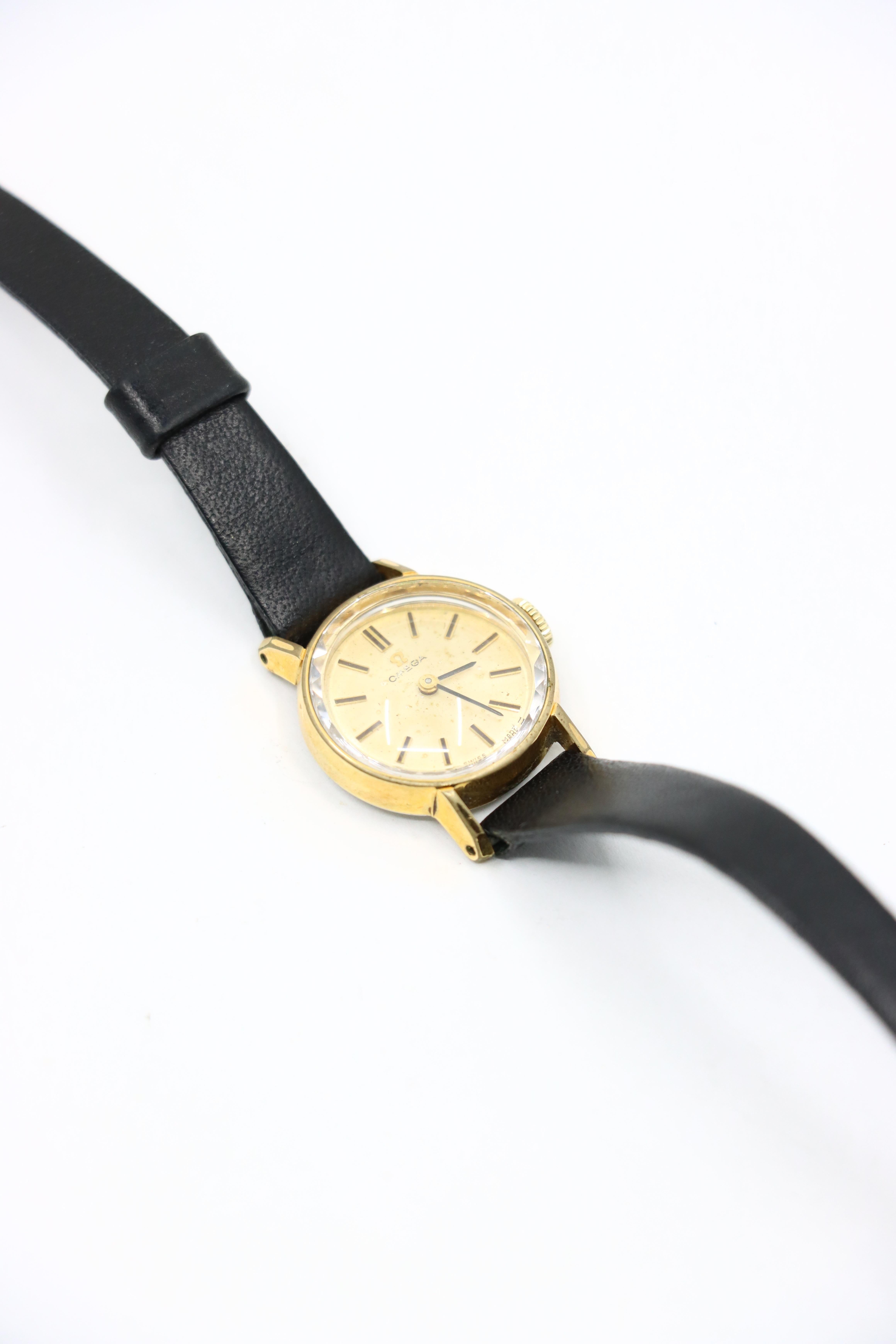 Vintage Omega Gold Tone Black Leather Lady Watch en vente 6