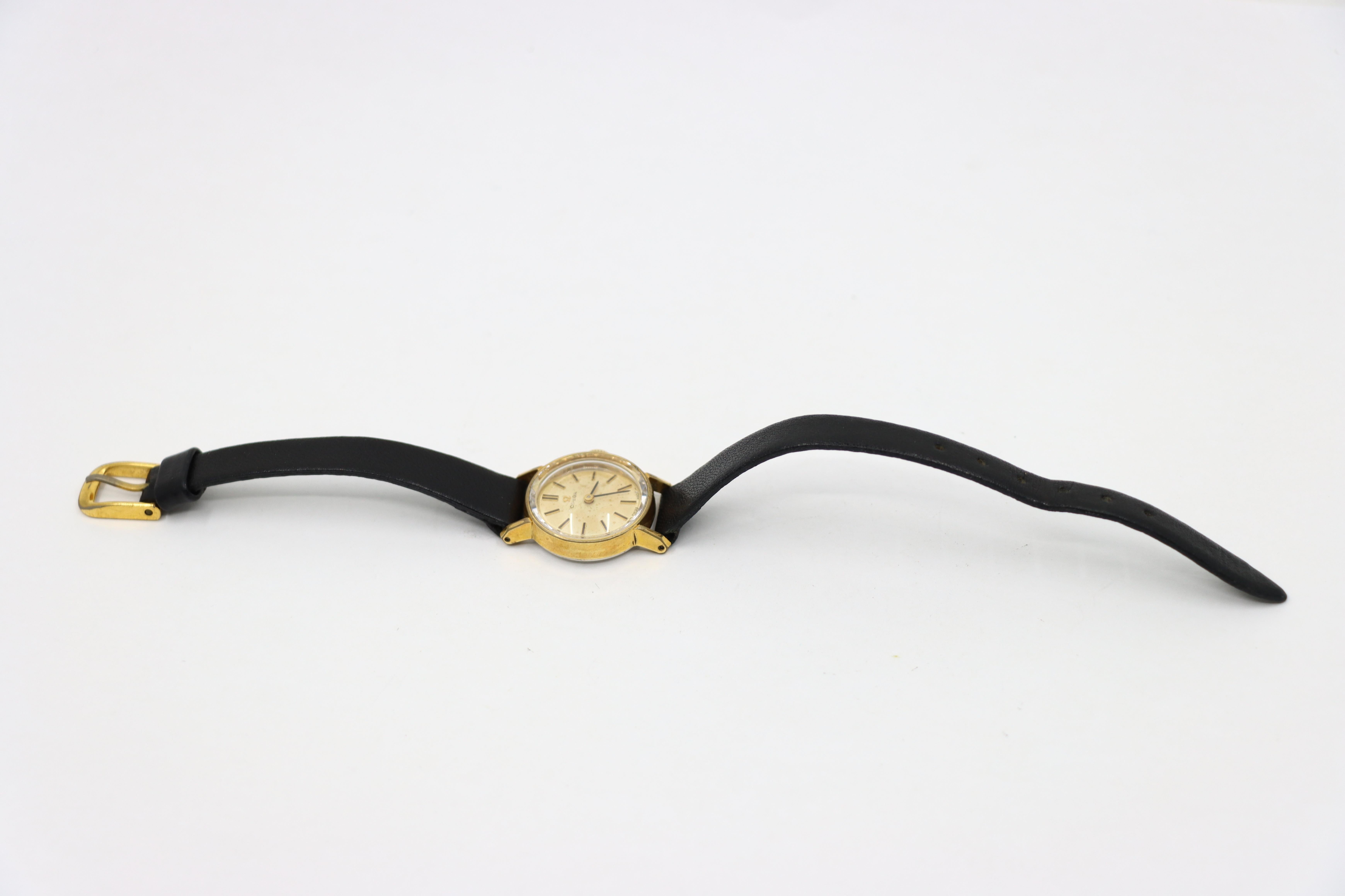 Vintage Omega Gold Tone Black Leather Lady Watch en vente 8