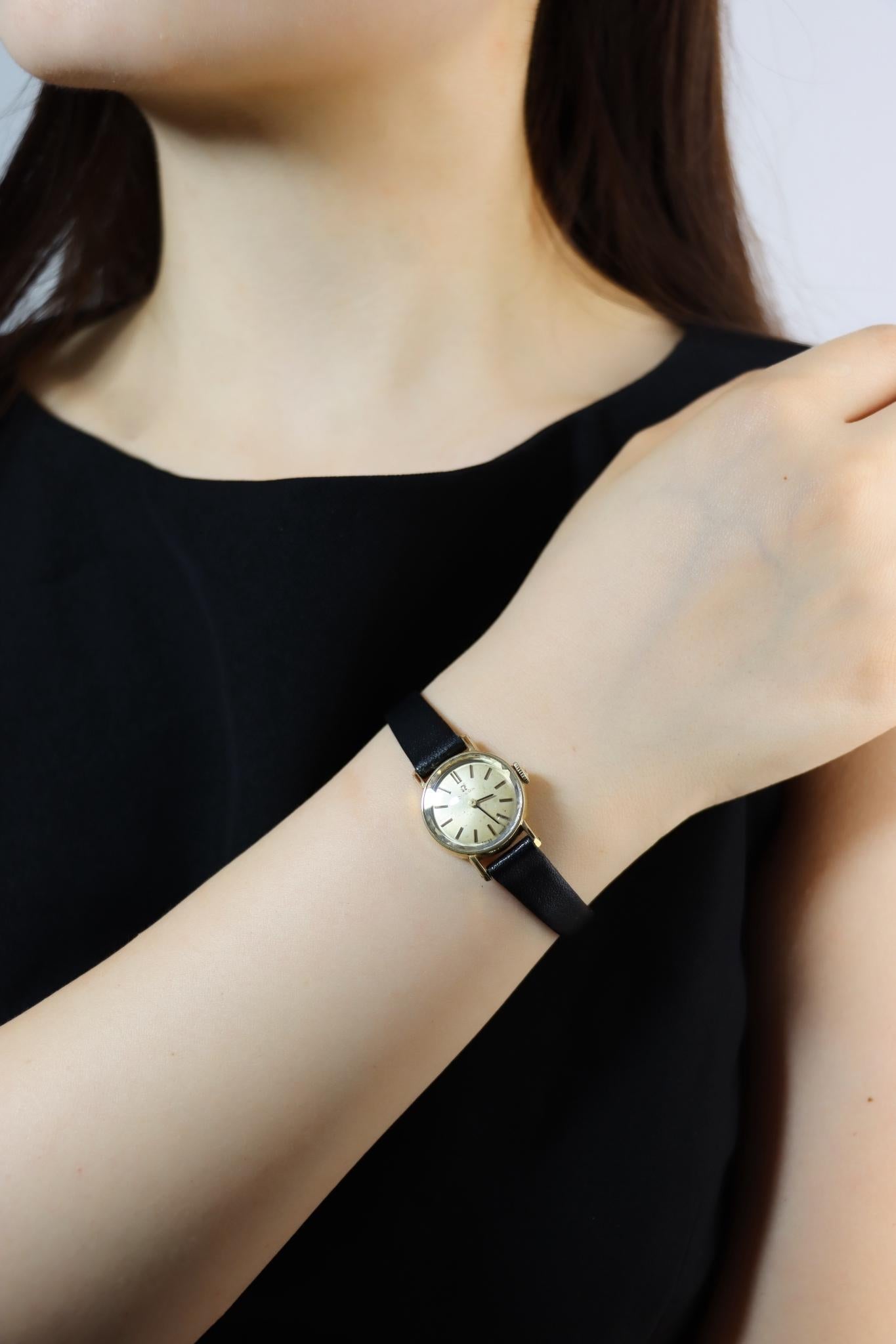 Vintage Omega Gold Tone Black Leather Lady Watch

Marqué :
OMEGA
SWISS MADE

Dimensions approximatives :
20,5 cm (longueur)
18 mm (diamètre du boîtier)
1 cm (largeur de la sangle) 
11,8 grammes.