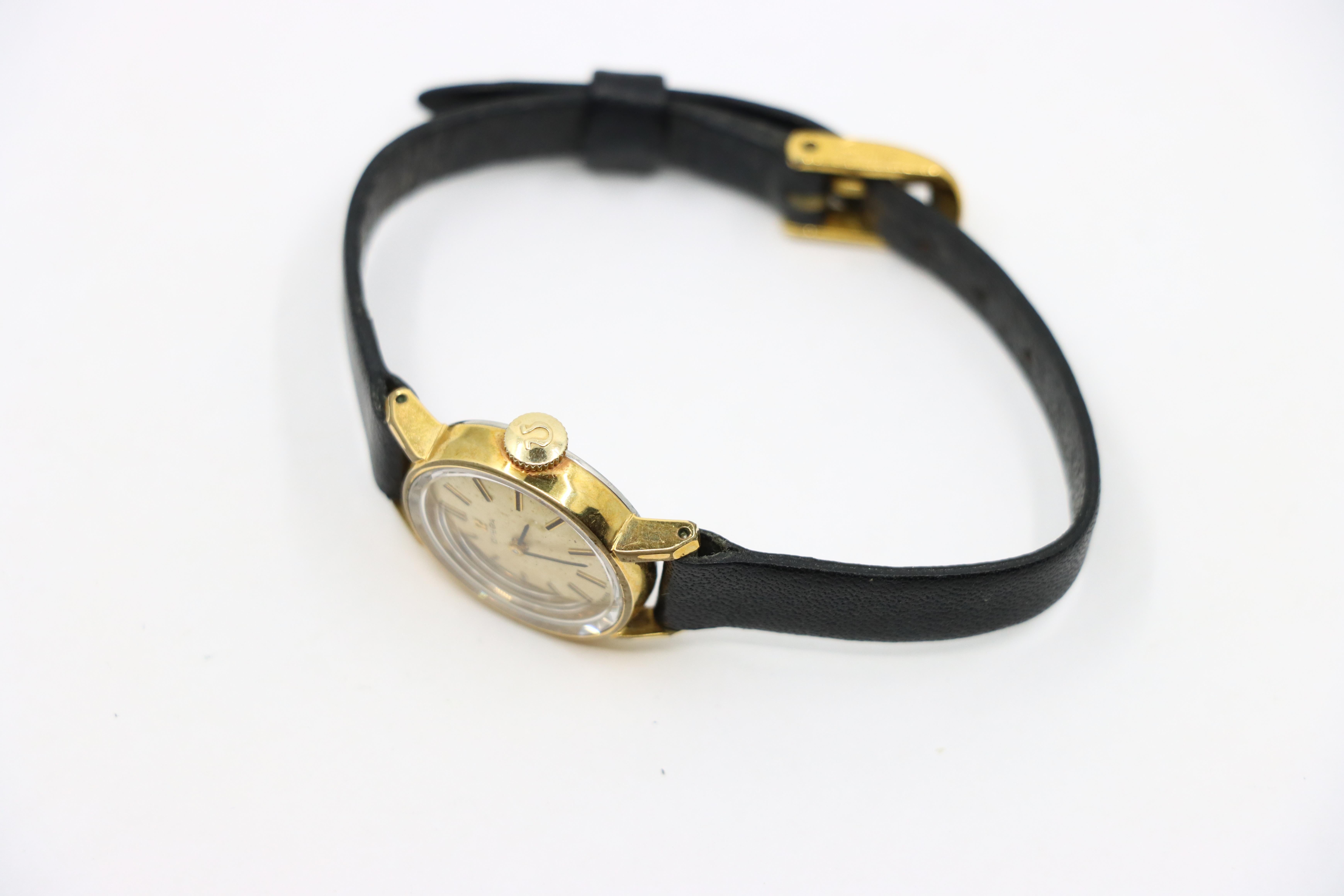 Vintage Omega Gold Tone Black Leather Lady Watch Unisexe en vente