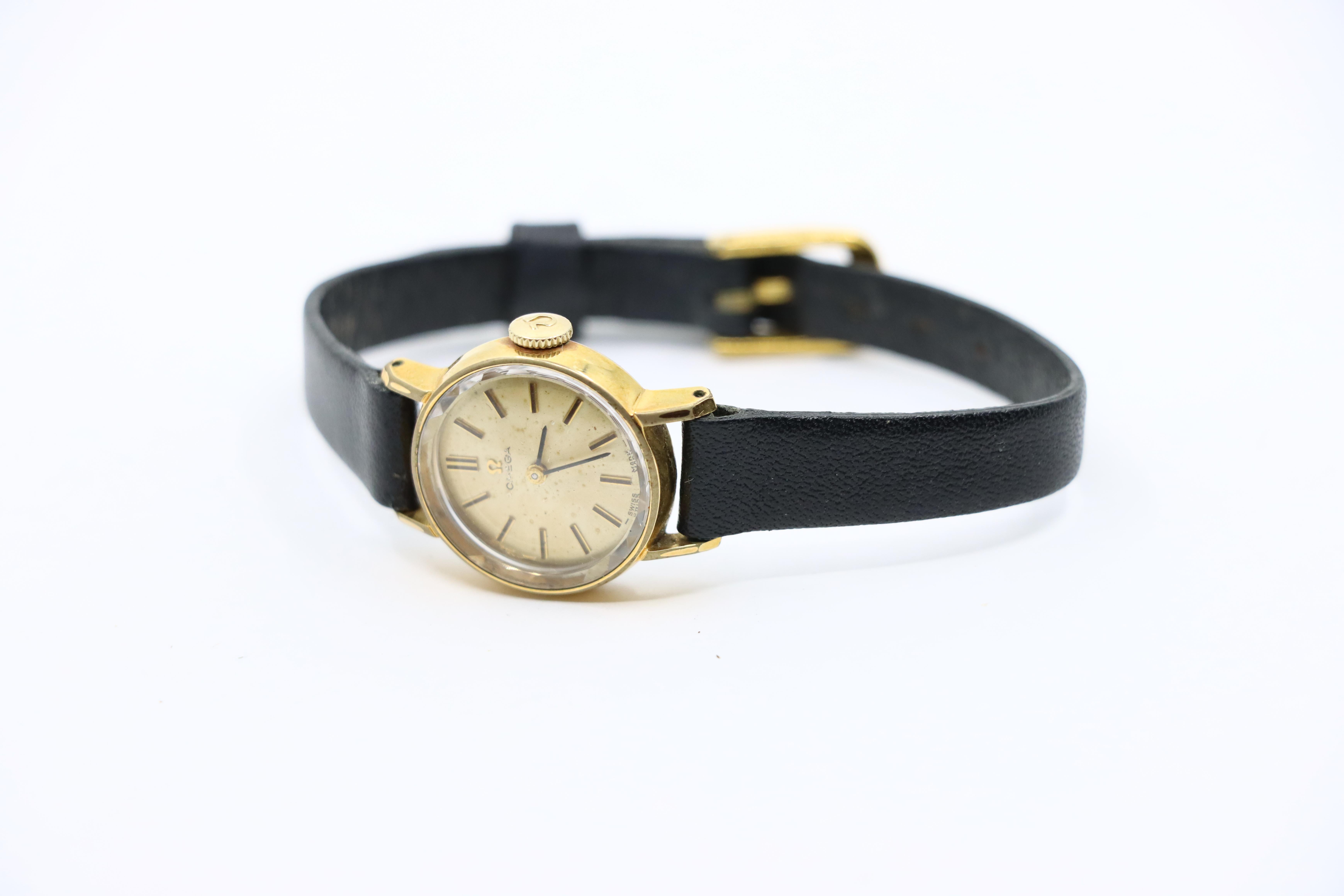 Vintage Omega Gold Tone Black Leather Lady Watch en vente 1