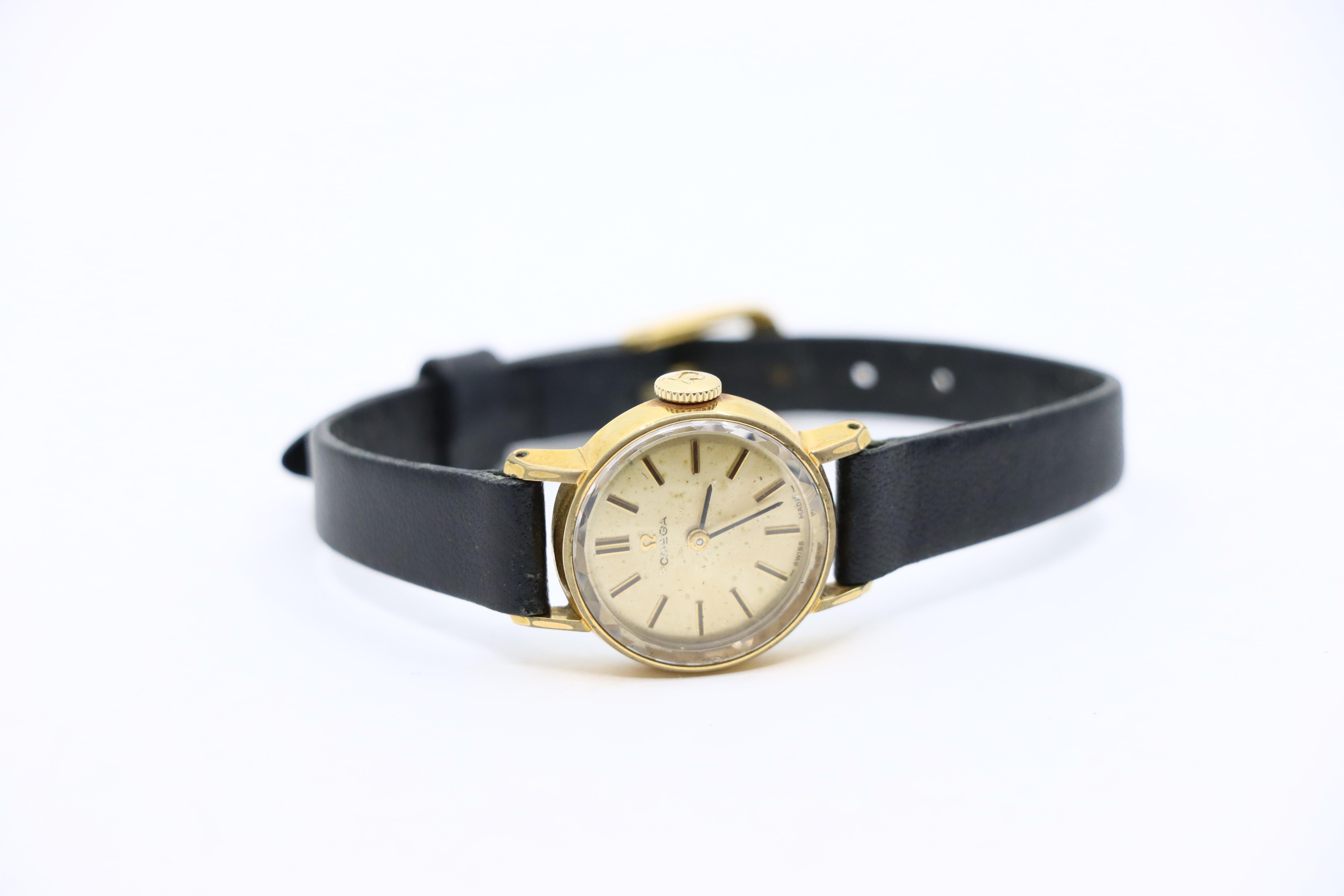 Vintage Omega Gold Tone Black Leather Lady Watch en vente 3