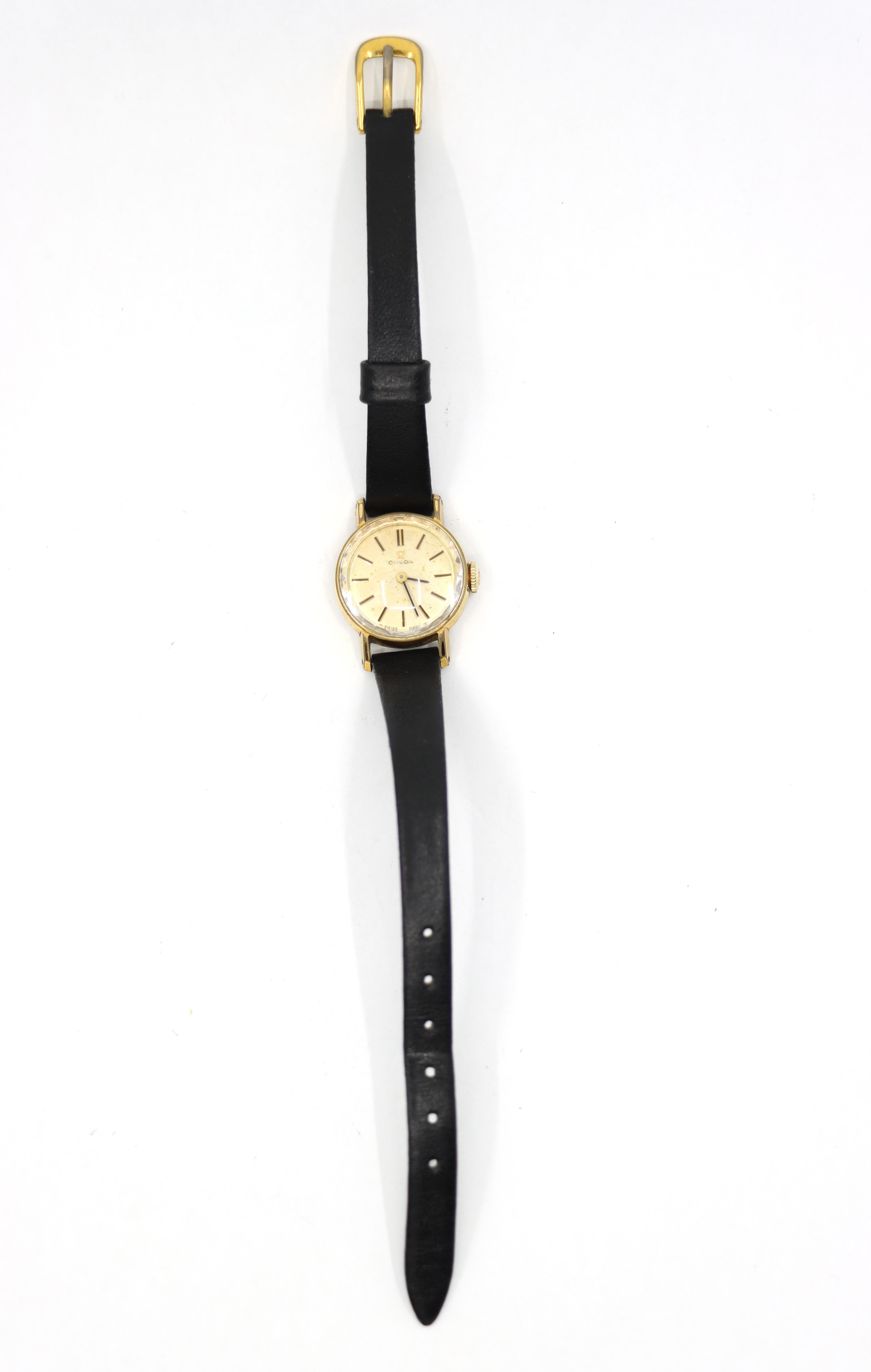 Vintage Omega Gold Tone Black Leather Lady Watch en vente 5
