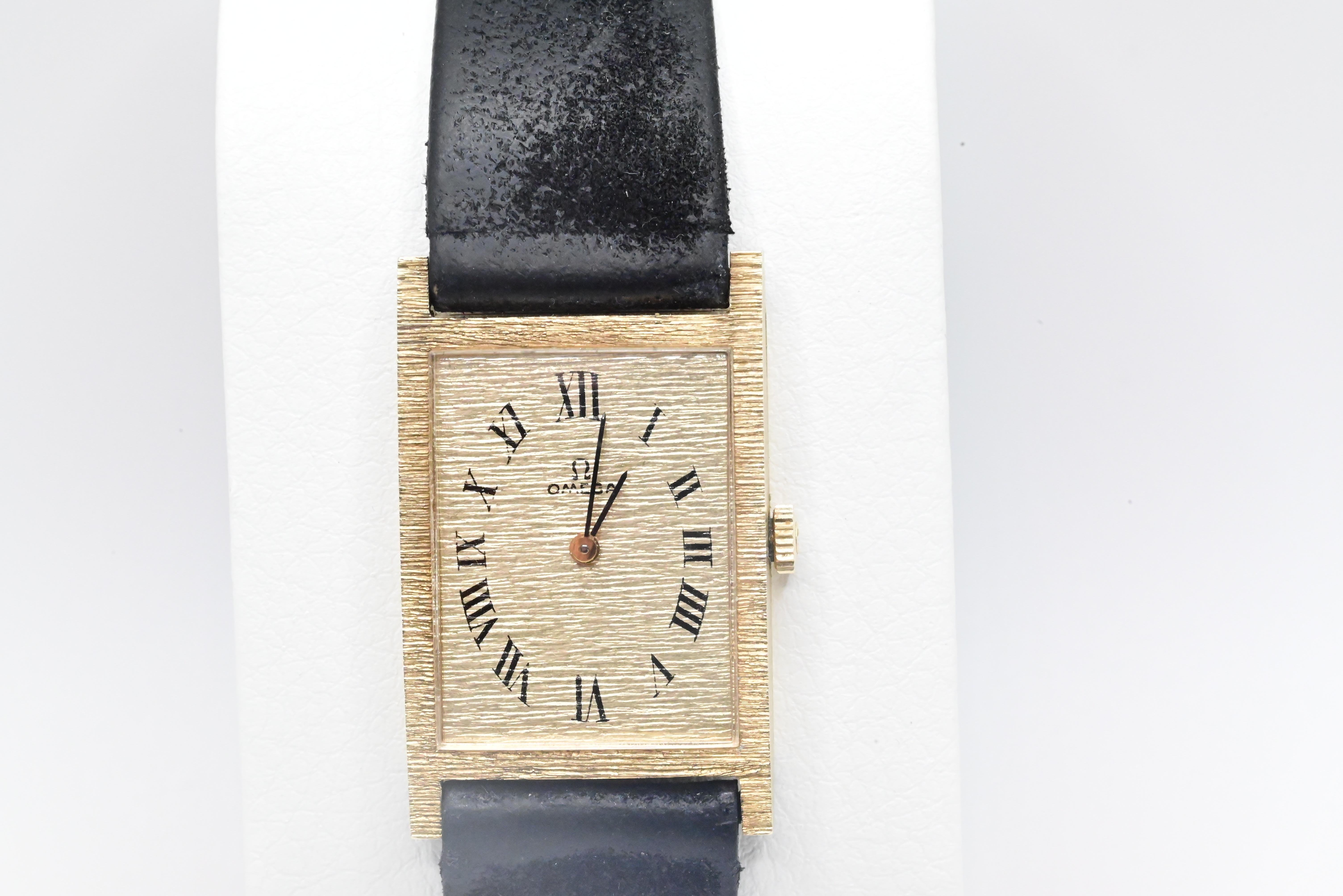 Dies ist ein großartiges Aussehen 14K Omega Uhr windet, setzt, und läuft gut, und hält ausgezeichnete Zeit. Ursprünglich war sie für einen Mann gedacht, aber sie würde auch an einem Damenhandgelenk gut aussehen. Sie ist auf dem Gehäuse, dem