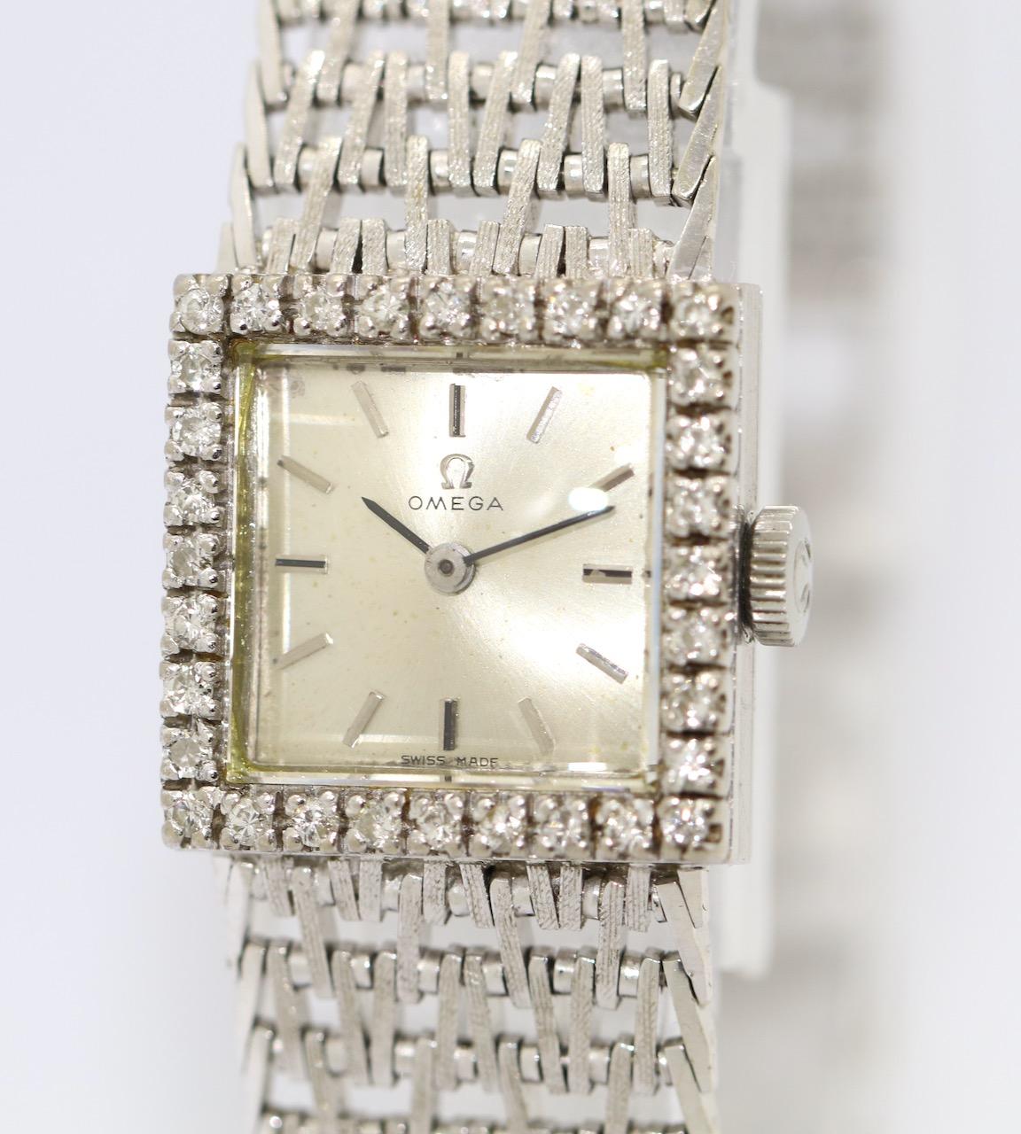 Montre-bracelet Vintage Omega Lady en or blanc 18 carats. Serti de diamants.

Mouvement mécanique à remontage manuel. 

Certificat d'authenticité inclus.
