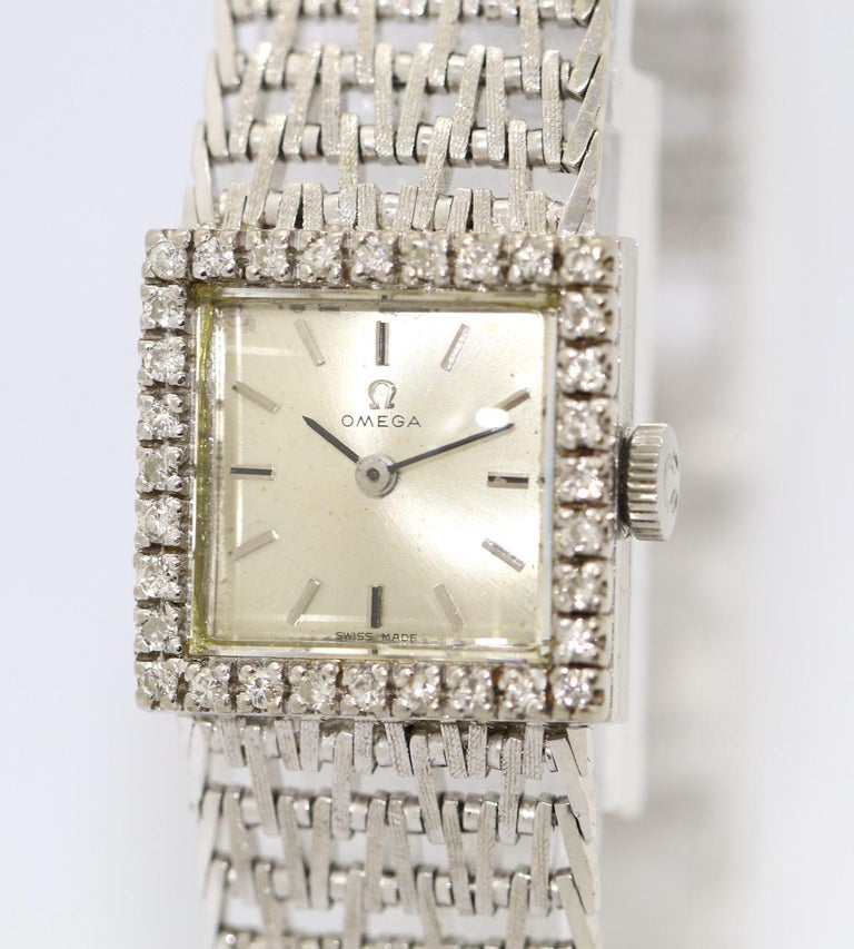 Vintage Omega Lady Armbanduhr aus 18 Karat Weißgold mit Diamanten besetzt,  Vintage im Angebot bei 1stDibs