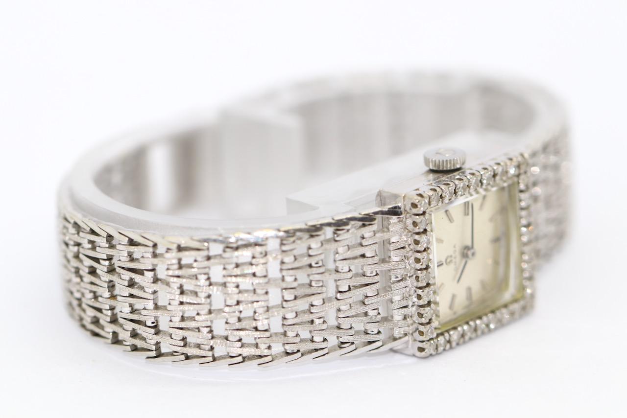 Vintage Omega Damenarmbanduhr aus 18 Karat Weißgold, Vintage, mit Diamanten besetzt im Zustand „Relativ gut“ im Angebot in Berlin, DE