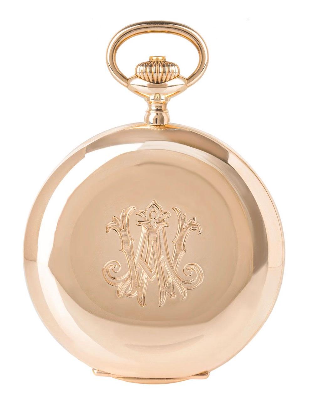 Un reloj de bolsillo Omega de 50 mm, de oro rosa de 14 ct, sin llave y con palanca, C1900.

Esfera: Espléndida esfera esmaltada blanca totalmente firmada por Omega, con números arábigos negros, minutero exterior y segundero secundario a las seis,