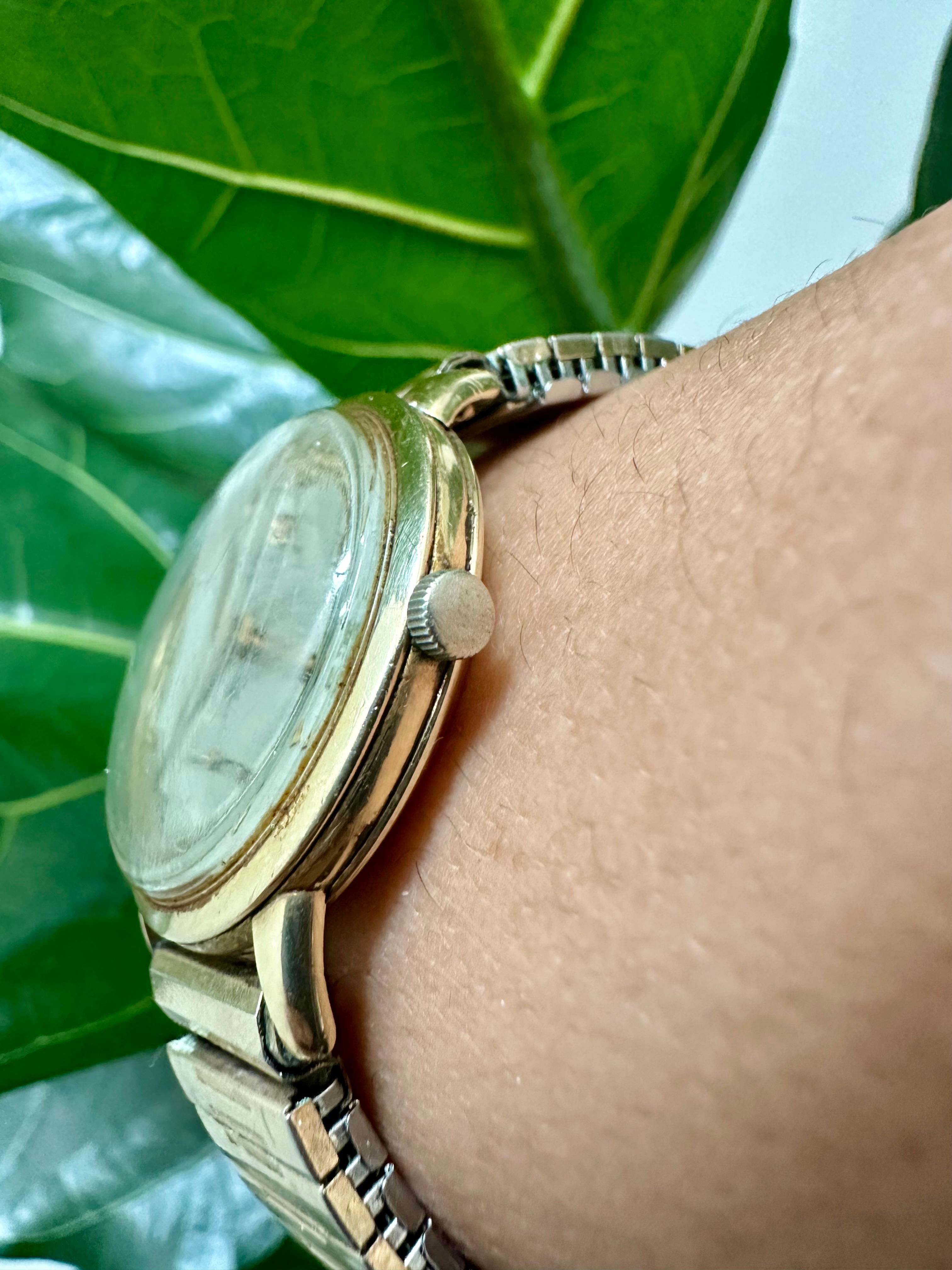 Cette montre automatique Omega Seamaster remplie d'or jaune 14 carats est une pièce historique fascinante, datant des années 1960 et considérée comme une antiquité. La montre est livrée avec un bracelet extensible de deuxième monte, qui ajoute une