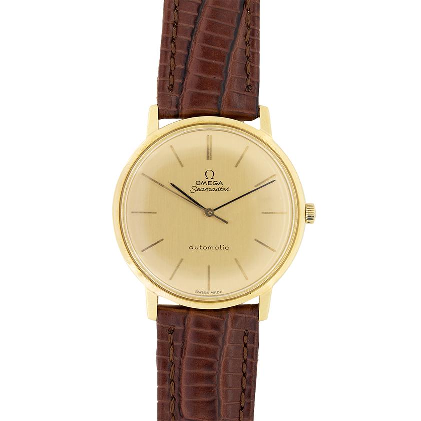Con su caja y papeles originales, este Omega Seamaster vintage está muy bien presentado. Este reloj de vestir tiene caja y esfera de oro amarillo de 18 quilates con correa de piel marrón. Las marcas Chevron indican las horas con un doble a las 12. 