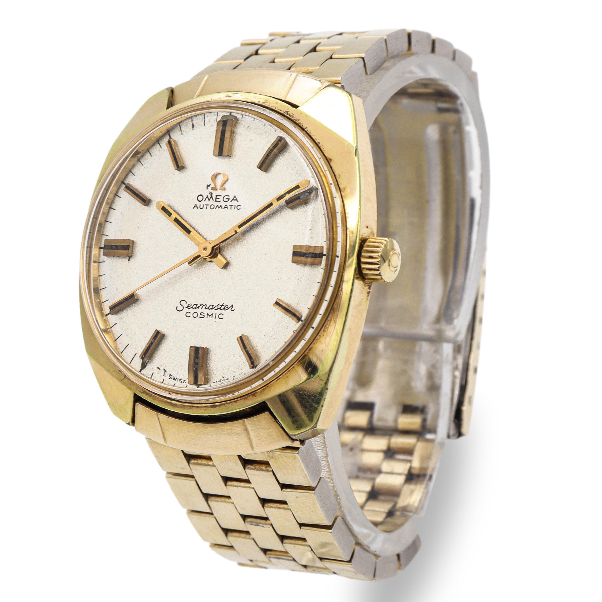 Eine hübsche Omega Seamaster Cosmic Herrenarmbanduhr im Vintage-Stil mit goldgefülltem Gehäuse und passendem goldfarbenem Armband mit Omega-Signatur. Die Uhr verfügt über ein silbernes Zifferblatt mit aufgesetzten goldenen Stabindexen, passenden