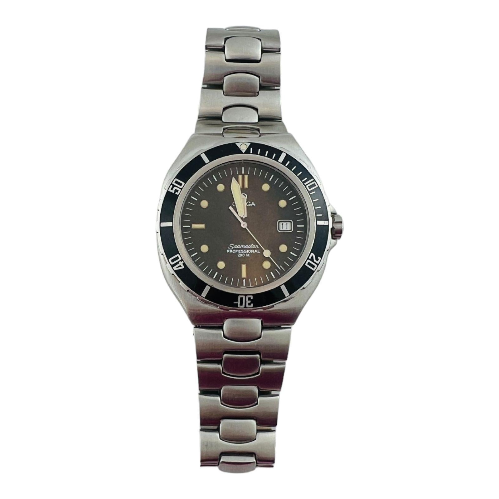 Vintage Omega Seamaster Professional 200 Herrenuhr

Modell: 3681062

Gehäuse und Band aus Edelstahl

Automatisches Uhrwerk

Schwarze Lünette, schwarzes Zifferblatt und Datum

36-mm-Gehäuse

Passt bis zu 8 1/4