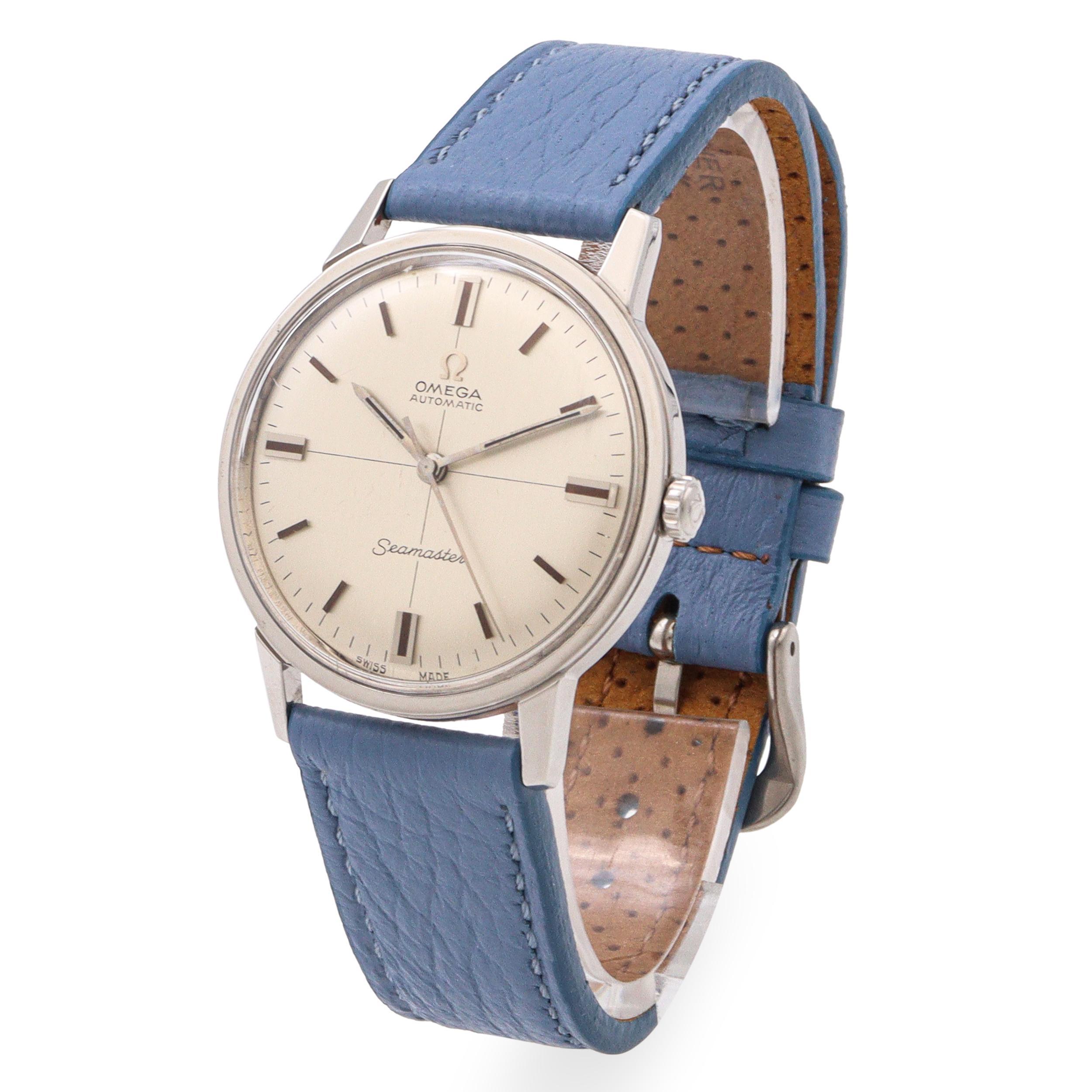 Presentamos el Omega Seamaster Ref. 165.002: un refinado reloj automático de la década de 1960 impulsado por el Calibre 552 de Omega, un movimiento de 24 rubíes famoso por su fiabilidad y artesanía. La caja de acero inoxidable de 34,5 mm presenta un