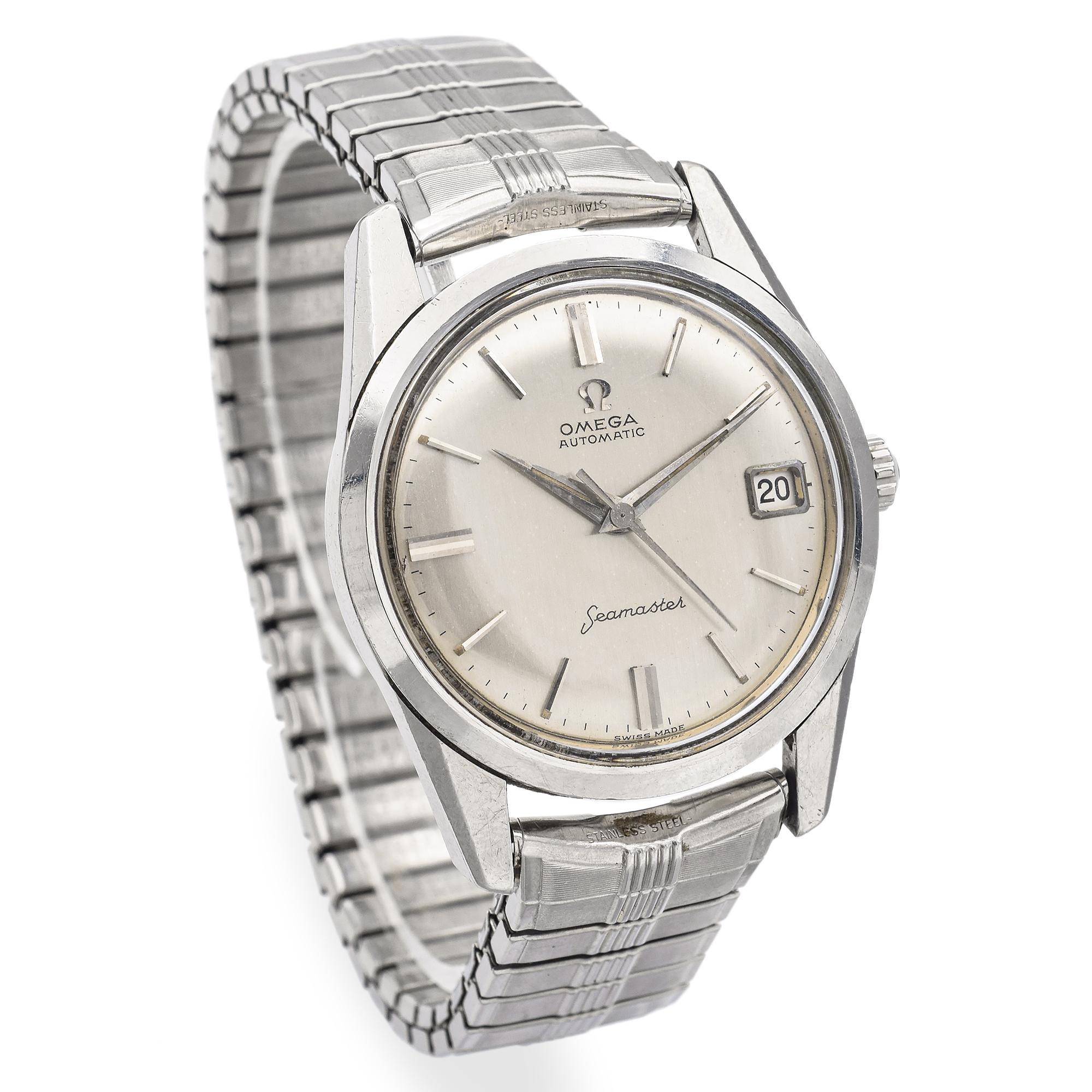 Dieser elegante Omega-Zeitmesser verfügt über ein rundes Gehäuse mit einem 34-mm-Zifferblatt. Das Zifferblatt hat ein 12-Stunden-Format und eine Datumsanzeige bei der 3-Uhr-Position. Sie ist mit einem Stretcharmband aus Edelstahl ausgestattet und