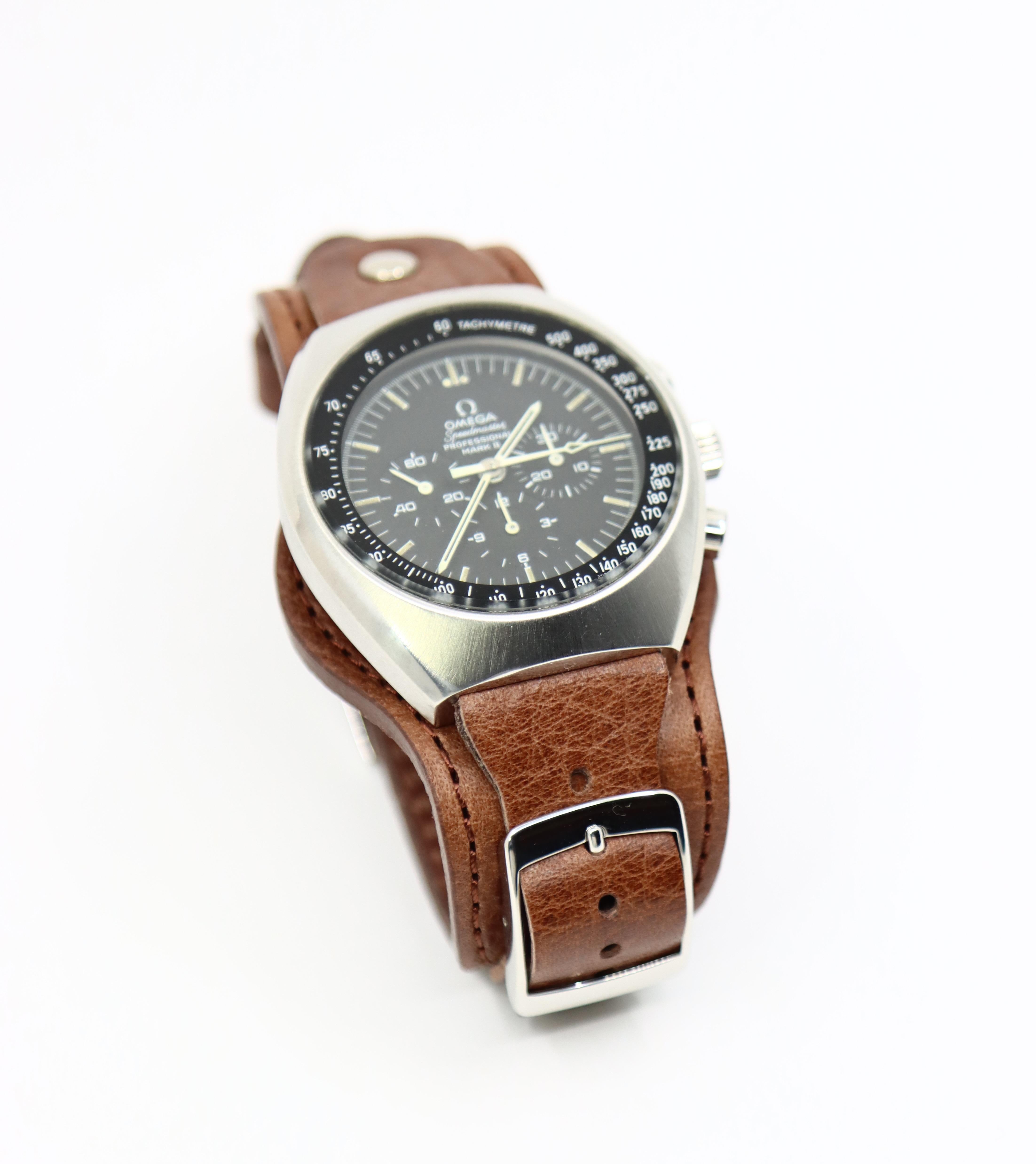 Vintage By Omega Speedmaster Professional Mark II Uhr

Markiert:
OMEGA

Ungefähre Abmessungen:
24,8 cm (Innenumfang)
42 mm (Zifferblattdurchmesser)
2,5 cm (Riemenbreite) 
108,3 Gramm Gewicht.