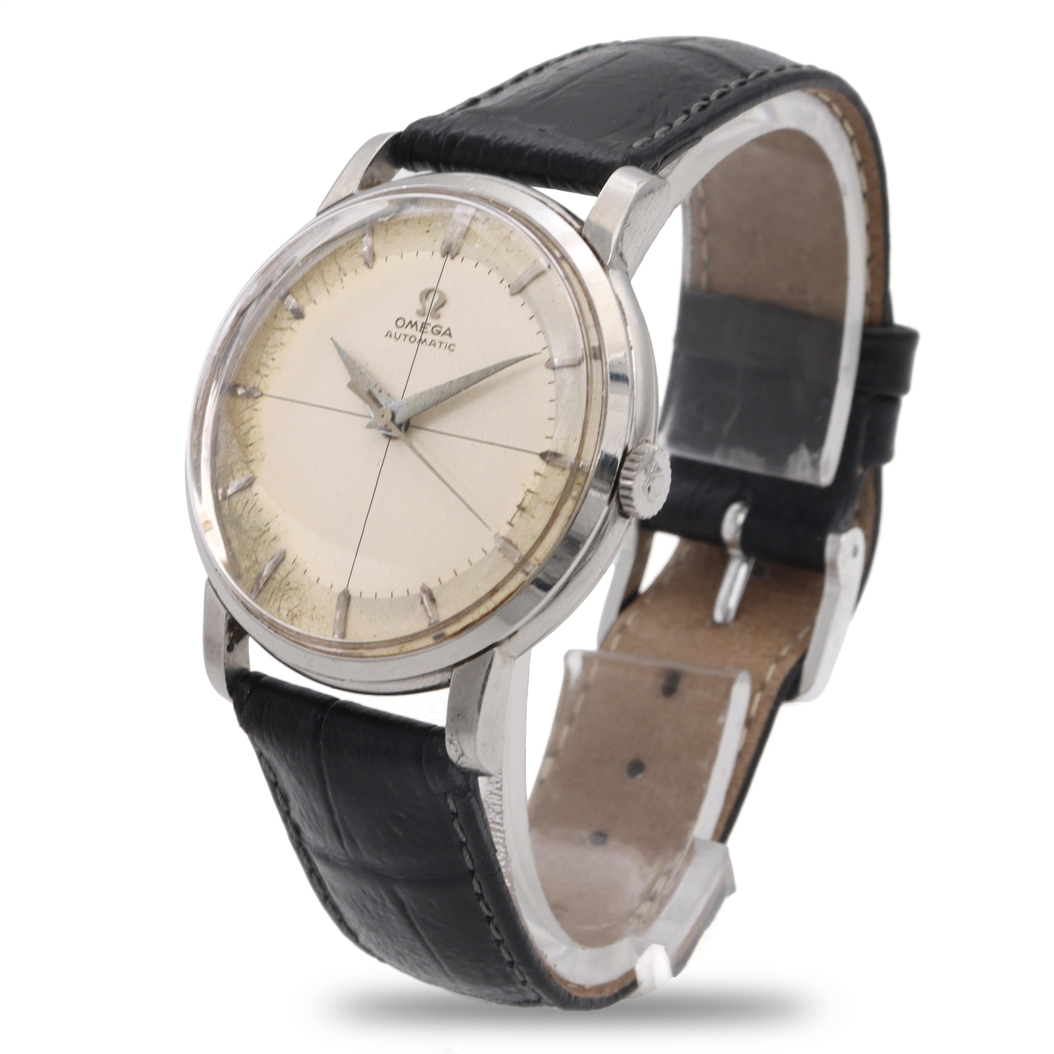 Este intemporal reloj de pulsera vintage Omega para hombre, Ref. 2864-4, es un buen ejemplo del diseño clásico de mediados de siglo y de la artesanía relojera. Alojado en una caja de acero inoxidable pulido, el reloj luce el emblemático logotipo