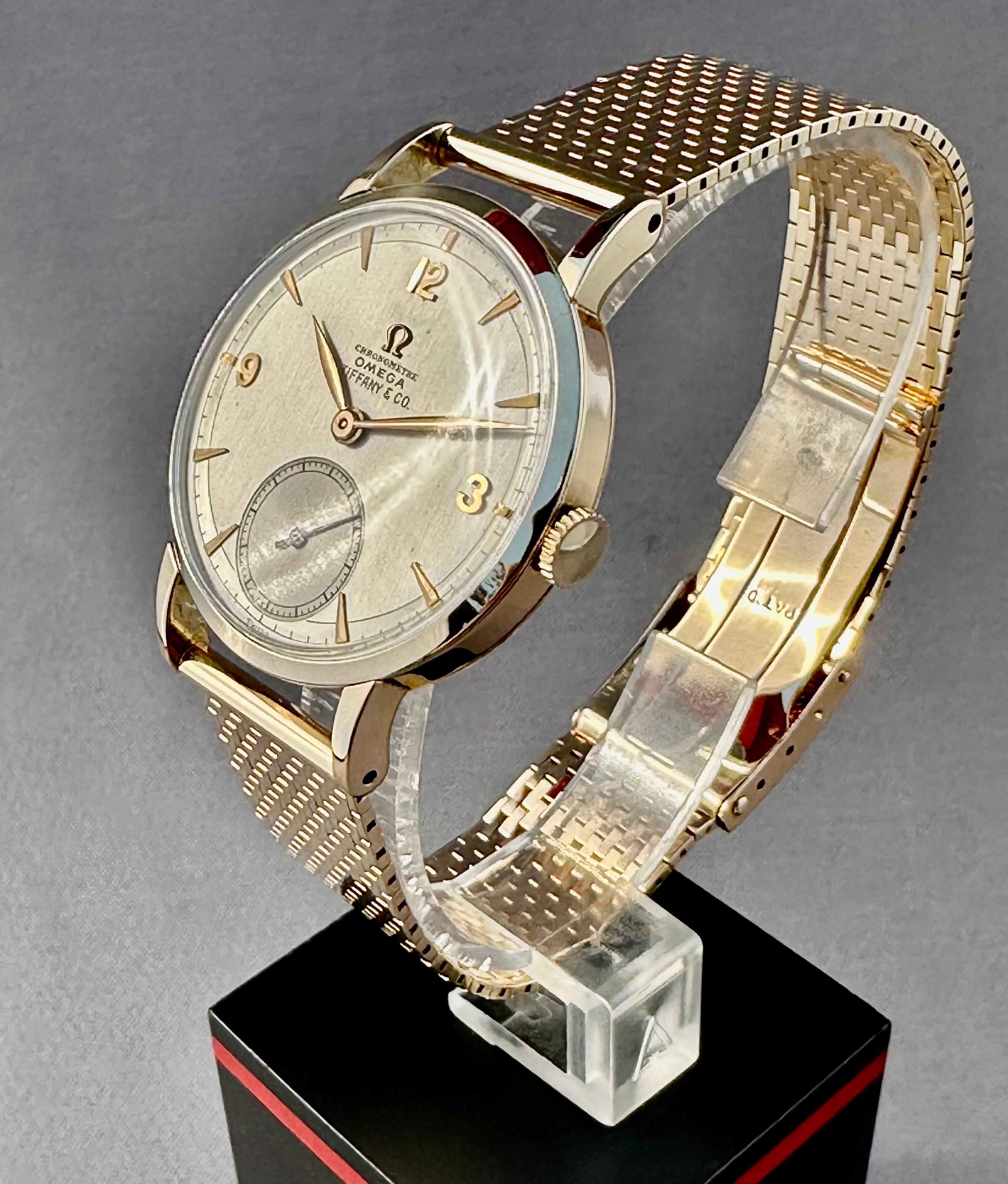 Hier ist ein fantastisches Stück Omega Geschichte aus den 1940er Jahren, einer der ersten Chronometer mit ref. 2364 in super alle ursprünglichen Zustand mit massiven 14K Band & Schnalle. Es wird immer seltener, ein Exemplar mit originalem