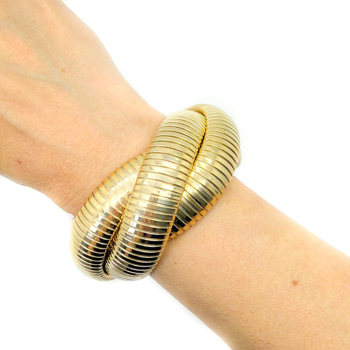 Un clásico llamativo: una pulsera vintage Omega Twist. Tres bandas de oro lustroso articuladas se entrelazan para crear una pila llamativa y eternamente clásica.
Una belleza sin firmar. Un raro tesoro. Que una joya no lleve el nombre de un diseñador