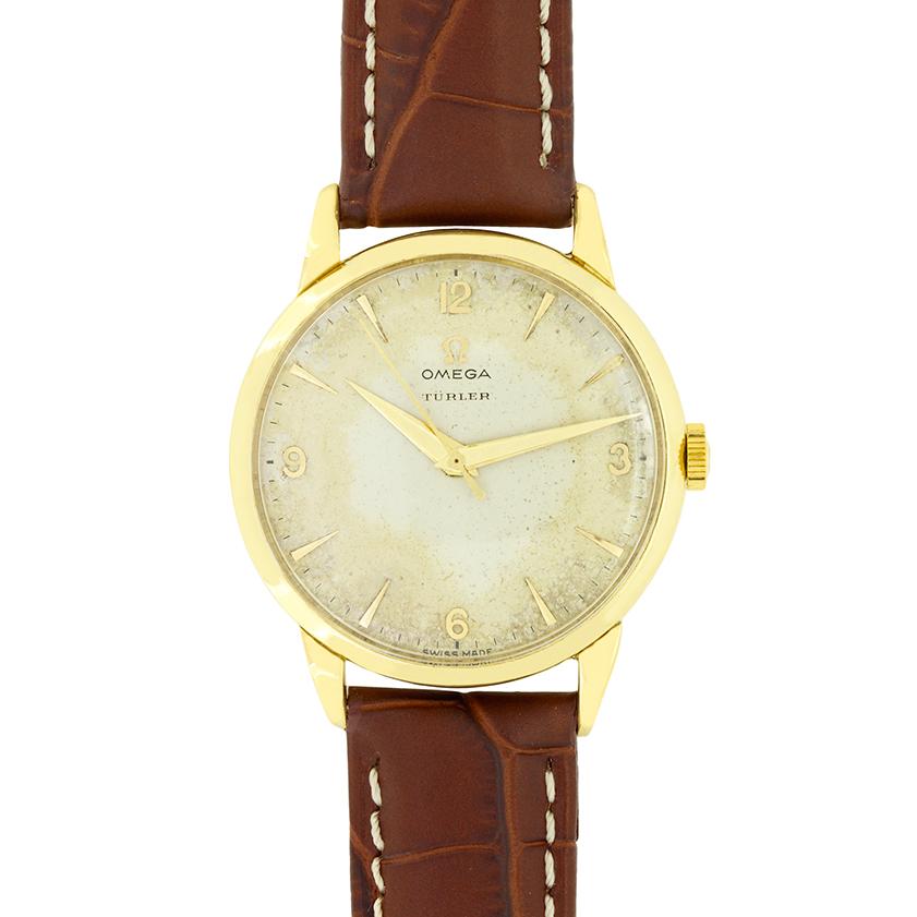 Diese schöne Omega Turler Uhr stammt aus den 1950er Jahren. Das Gehäuse aus 18 Karat Gelbgold hat einen Durchmesser von 36 mm und enthält ein Uhrwerk mit Handaufzug Kal. 283. Chevrons kennzeichnen die Stundenmarkierungen mit arabischen Ziffern für