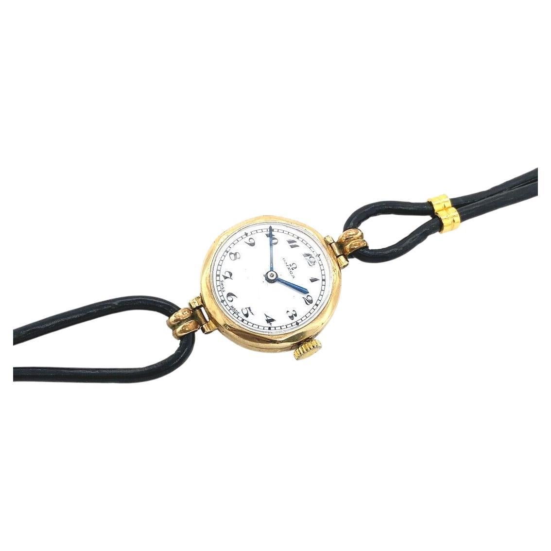 Il s'agit d'une montre vintage classique pour dames. Son cadran rond est plaqué or, le bracelet est en cuir et le boîtier est en or 9ct. Elle comporte 15 rubis et le mouvement est manuel. La montre est en excellent état.

Informations