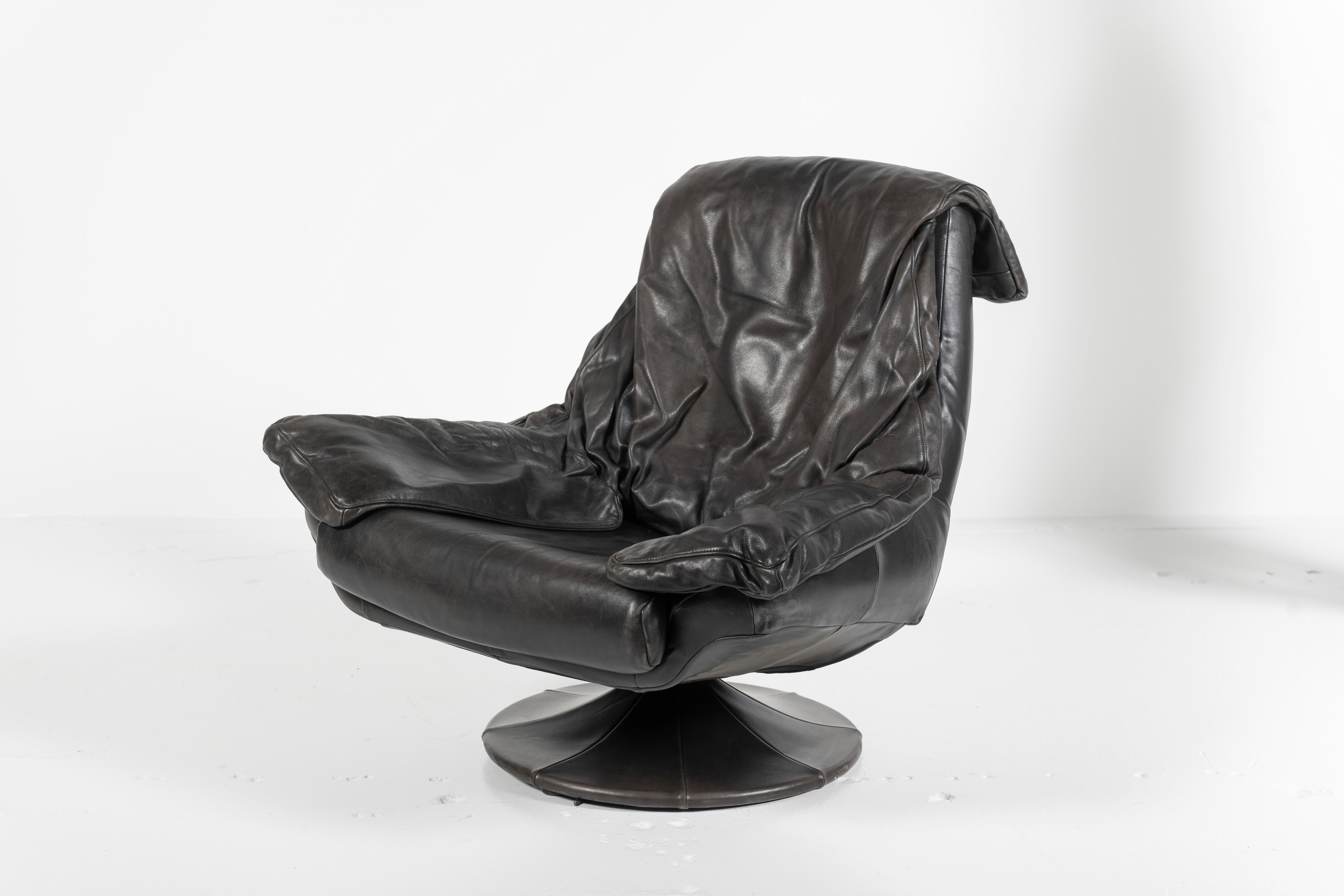 Vintage On the Swivel Club Chair, 1960s, Denmark In Fair Condition For Sale In San Francisco, CA