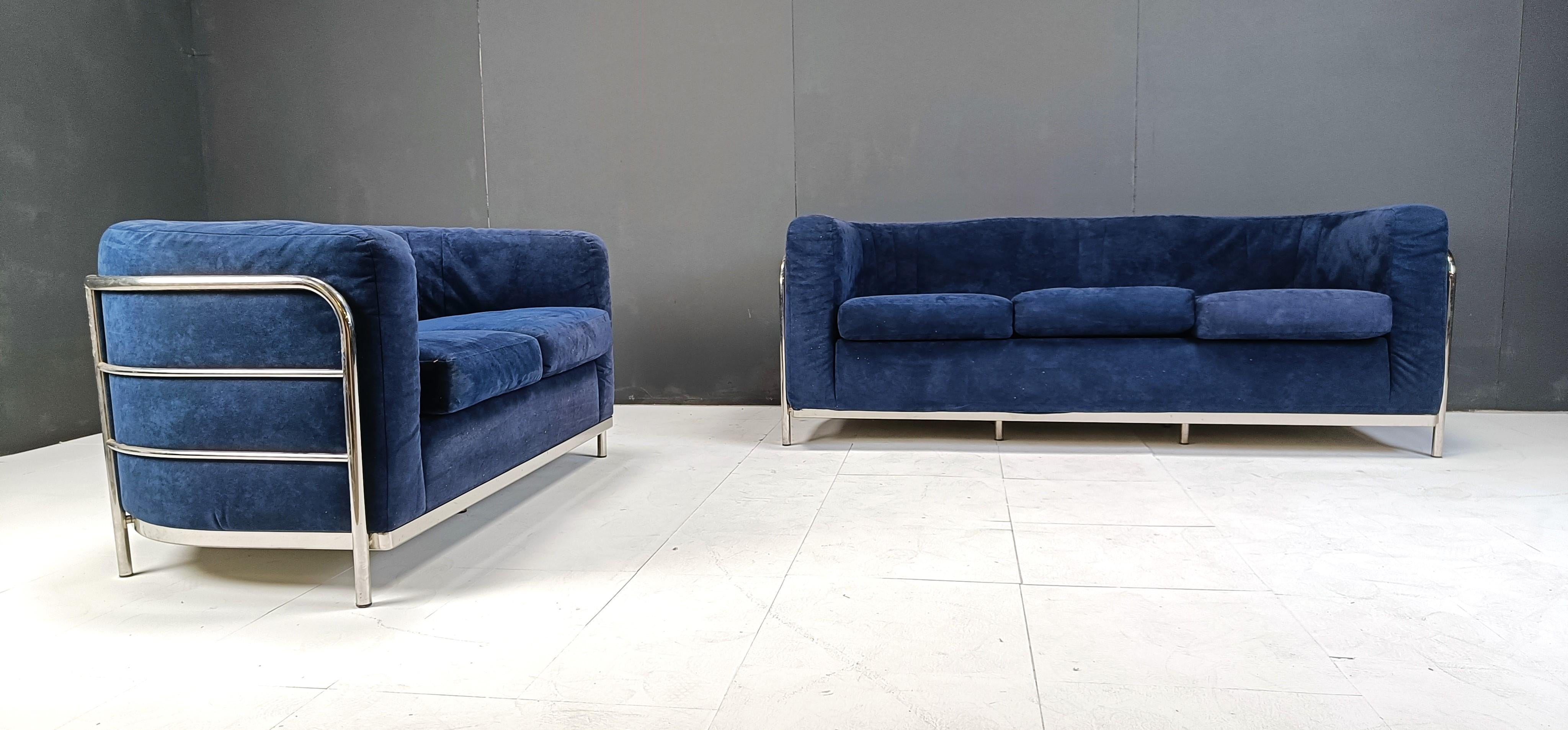 Set di divani Zanotta modello Onda.
Design De Pas, D'Urbino, Lomazzi.design classico.
Si tratta di un divano a tre posti e di un divano a due posti. 

Alcantara blu scuro.

Condizioni molto buone e ben tenute.

Altezza: 70 cm
Larghezza: 190 cm (e
