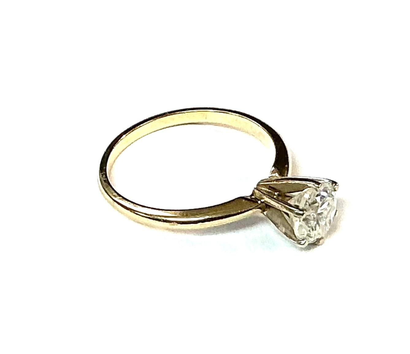 Bague solitaire vintage d'un carat à diamant rond Bon état - En vente à Bradenton, FL