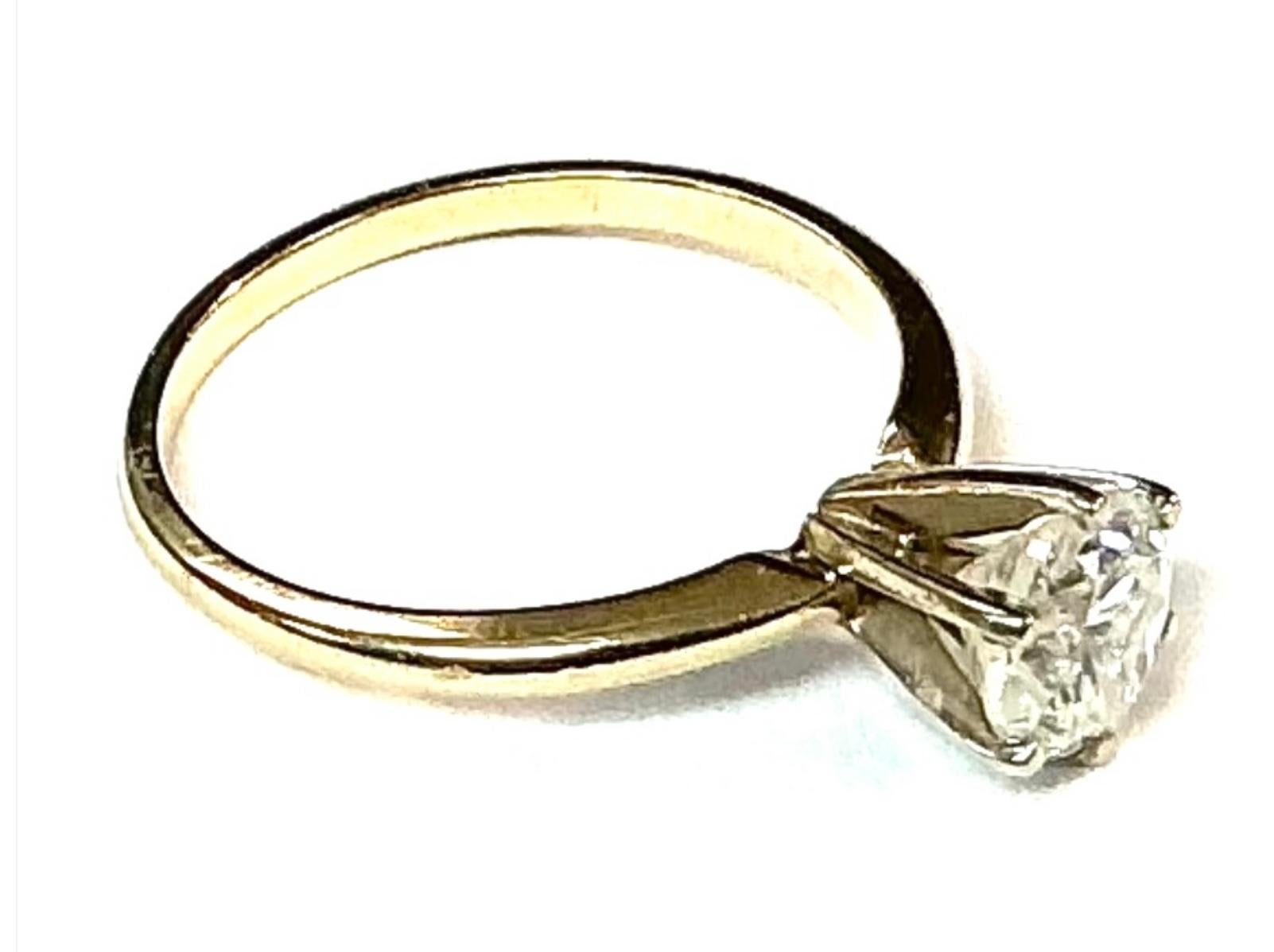 Moderne Bague solitaire vintage d'un carat à diamant rond en vente