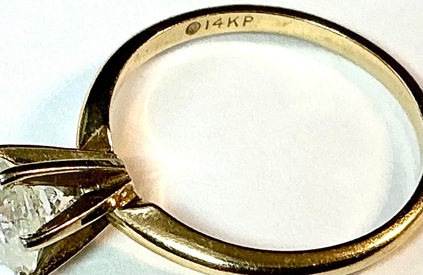 Bague solitaire vintage d'un carat à diamant rond en vente 4