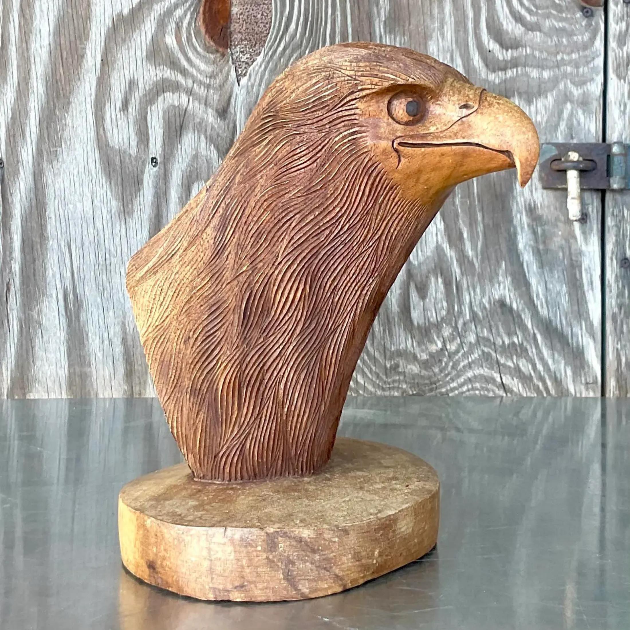Une fabuleuse sculpture Boho vintage. Composition sculptée à la main d'une tête d'aigle. Acquis d'une propriété de Palm Beach.