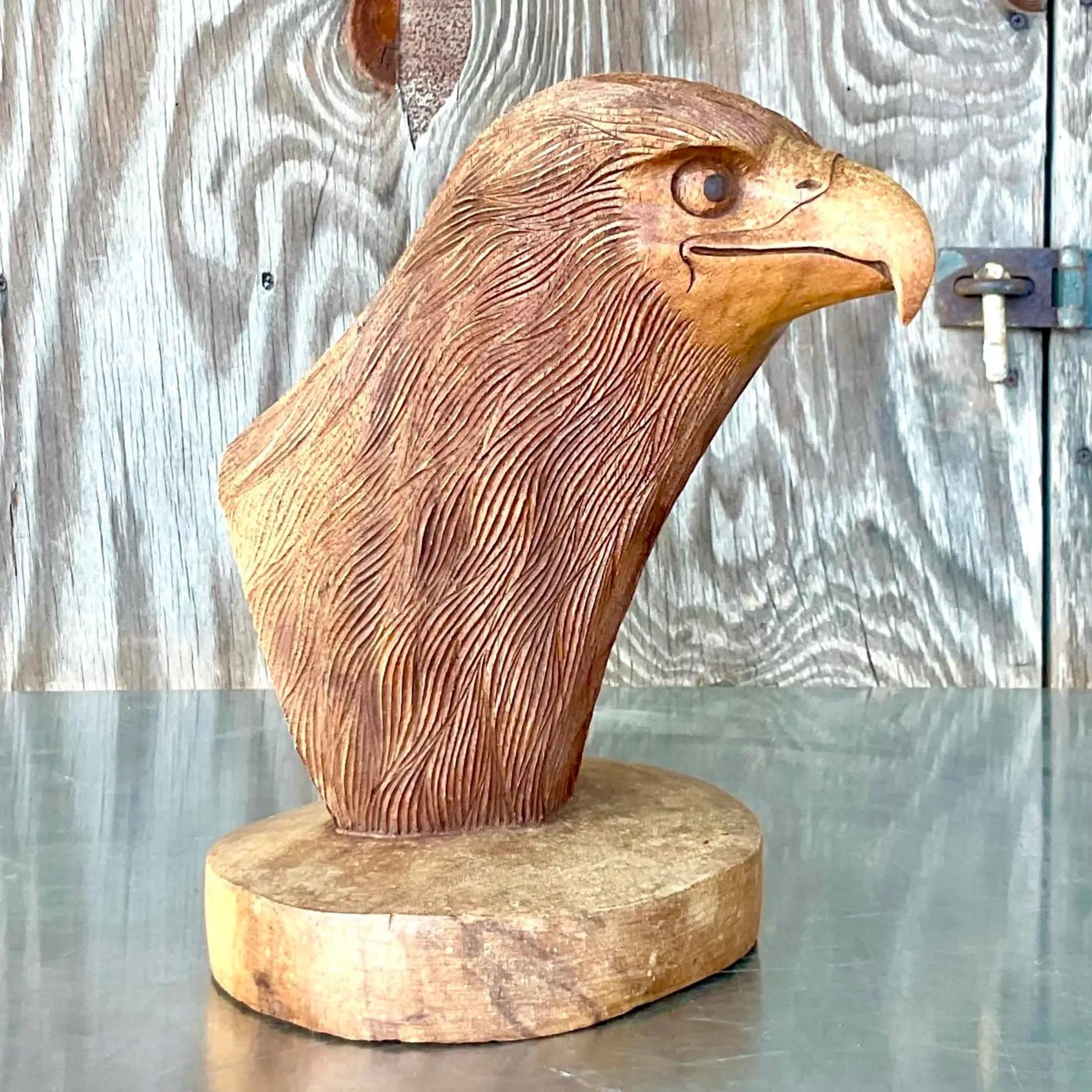 Bois Vintage. Une sculpture de tête d'aigle sculptée à la main en vente