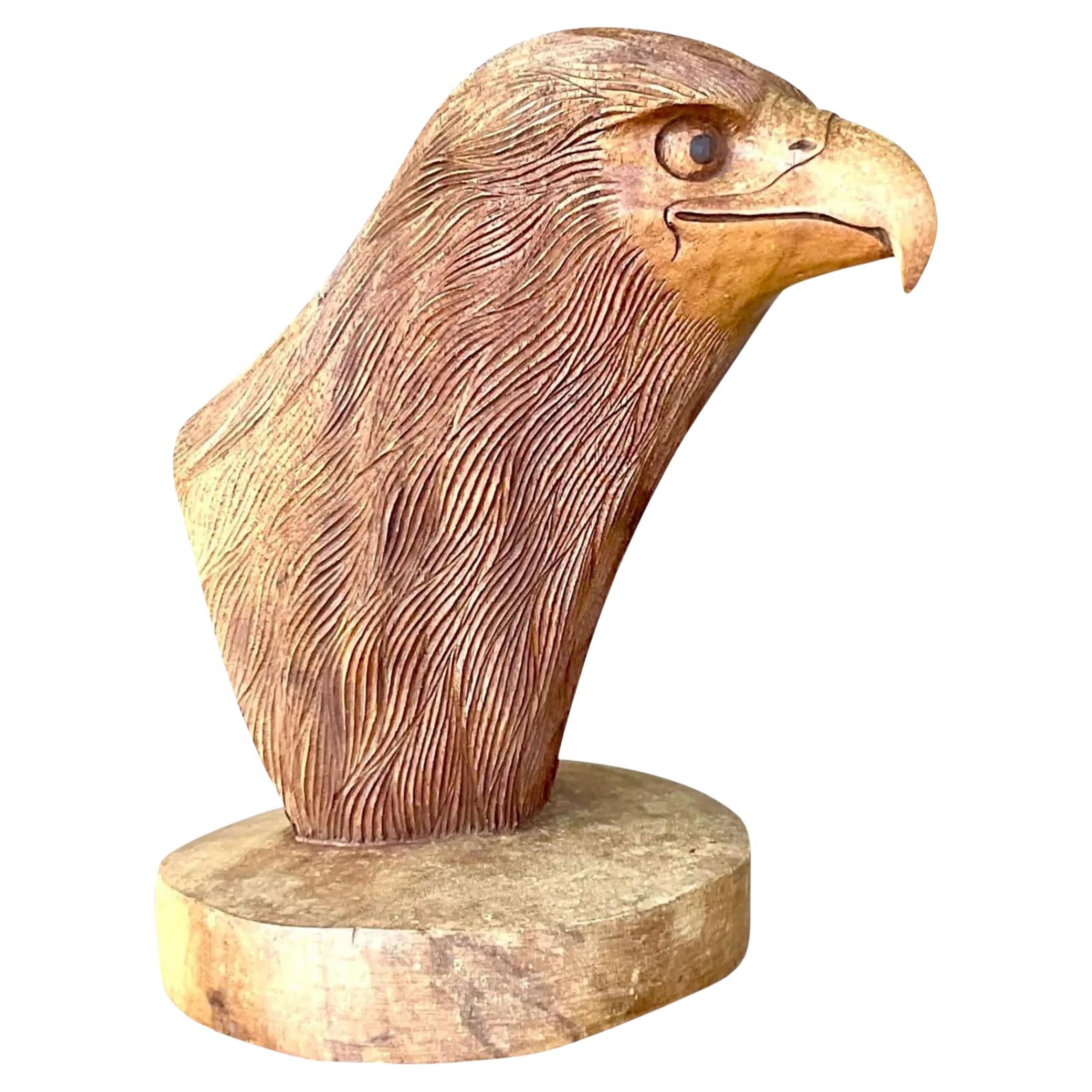 Vintage. Une sculpture de tête d'aigle sculptée à la main