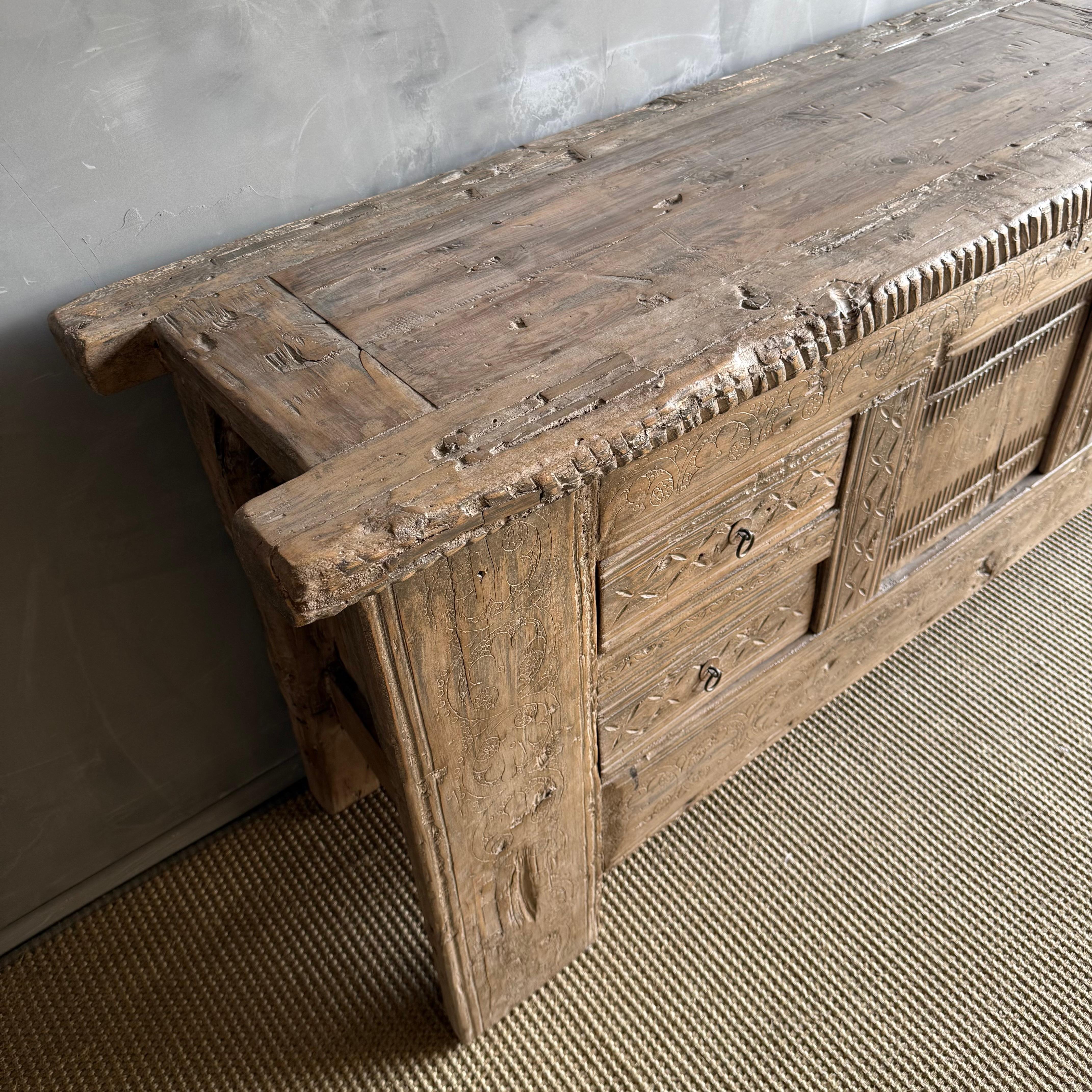 Vintage One of a Kind geschnitzt Holz Schrank oder Sideboard im Angebot 5