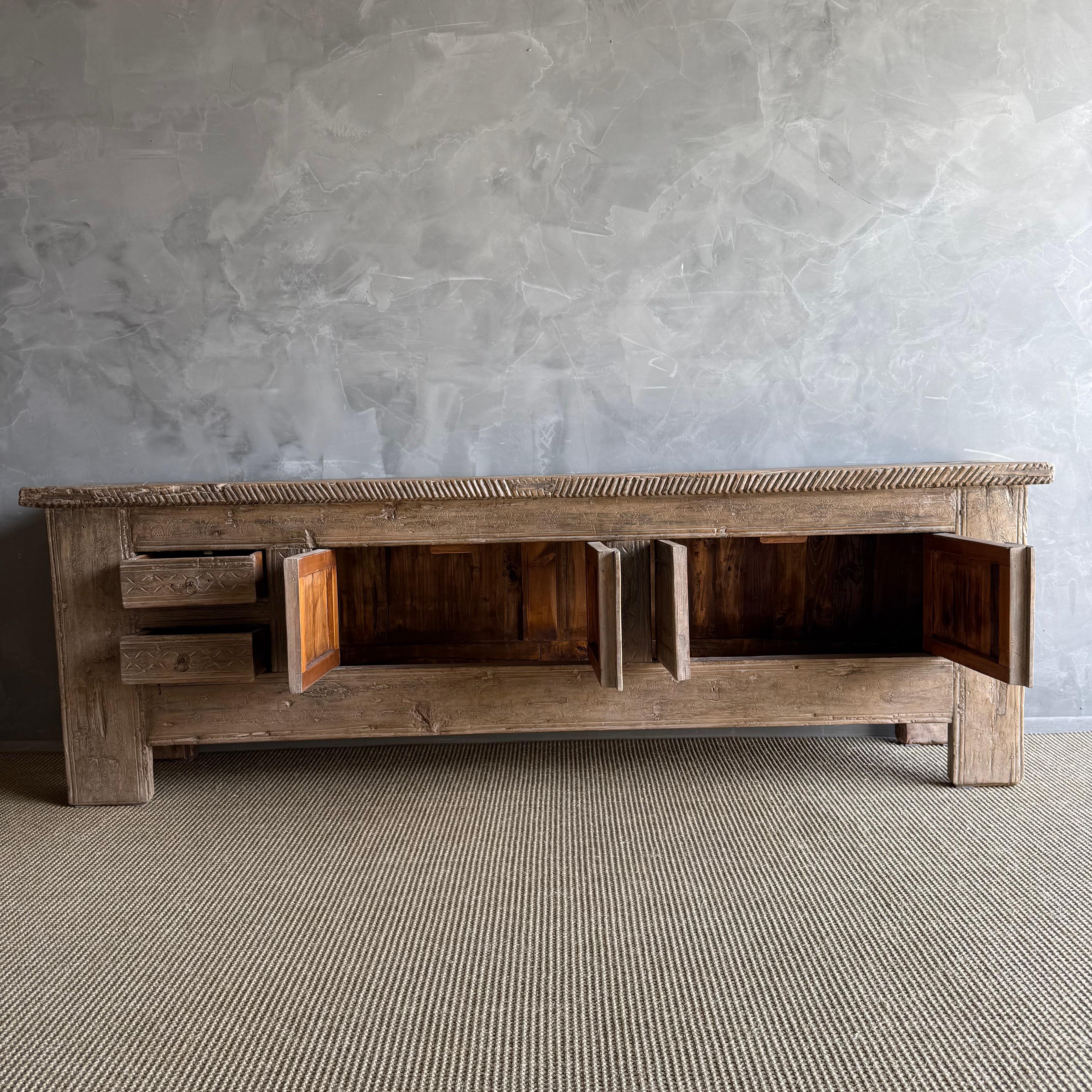 Vintage One of a Kind geschnitzt Holz Schrank oder Sideboard im Angebot 7