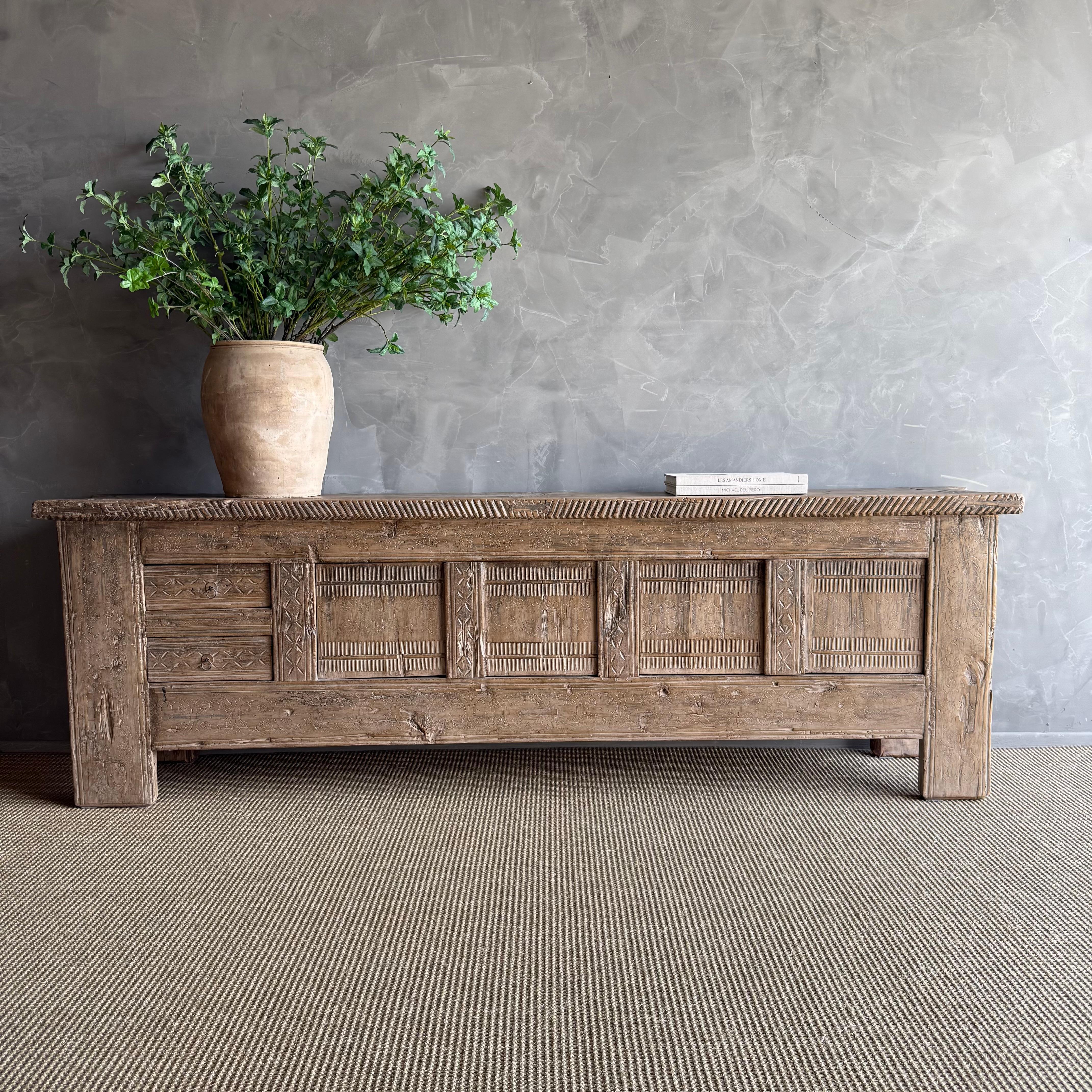 Vintage One of a Kind geschnitzt Holz Schrank oder Sideboard im Angebot 8