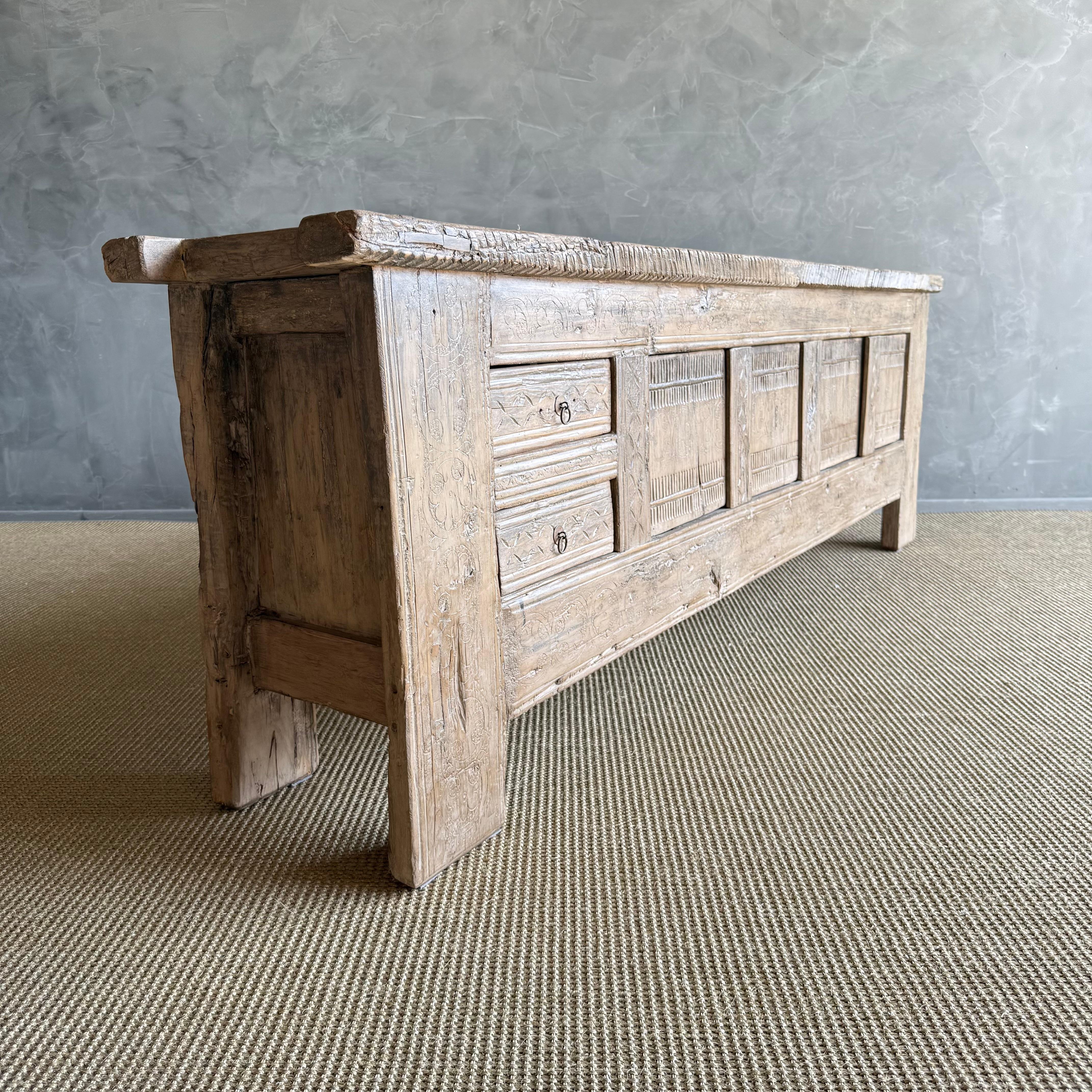 Vintage One of a Kind geschnitzt Holz Schrank oder Sideboard im Angebot 9