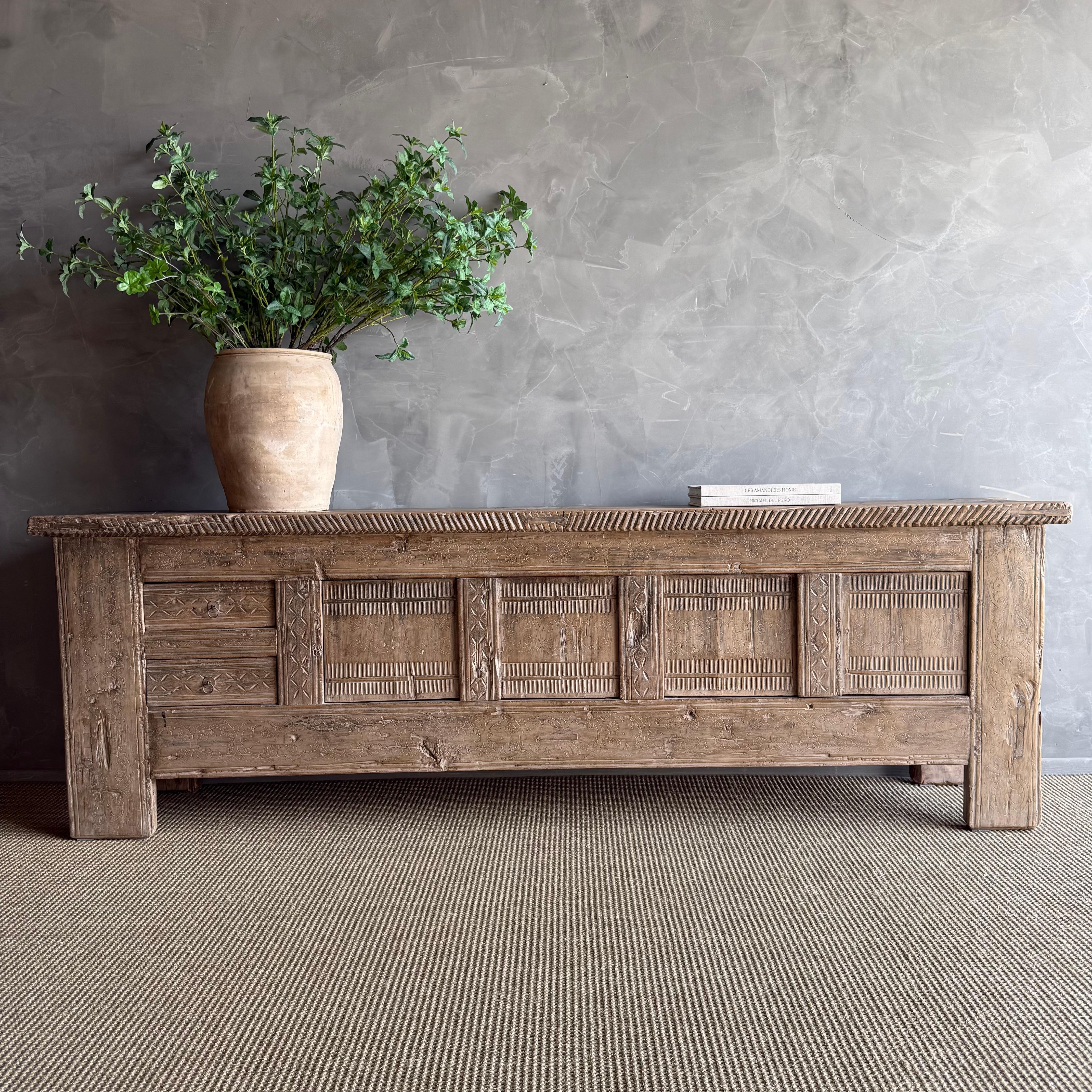 Einzigartiger Vintage-Schrank mit geschnitzten Details, 4 Türen und 2 Schubladen.
Massiv geschnitztes Holz, florale Details. Dieser Schrank ist frei von Gerüchen und mit Wachs behandelt. Eine schöne Ergänzung für jeden Raum.
Gesamtgröße 100