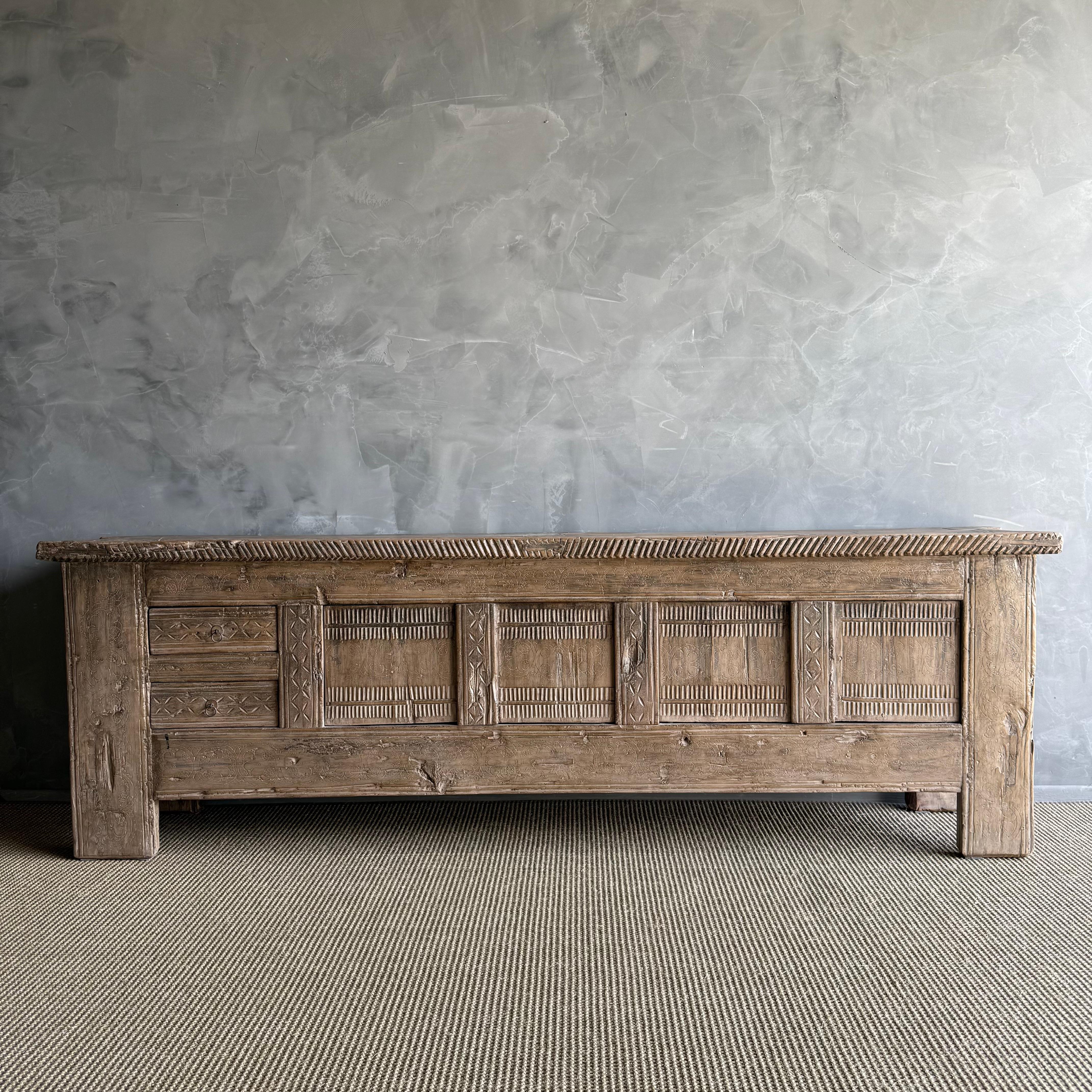 Vintage One of a Kind geschnitzt Holz Schrank oder Sideboard (Organische Moderne) im Angebot