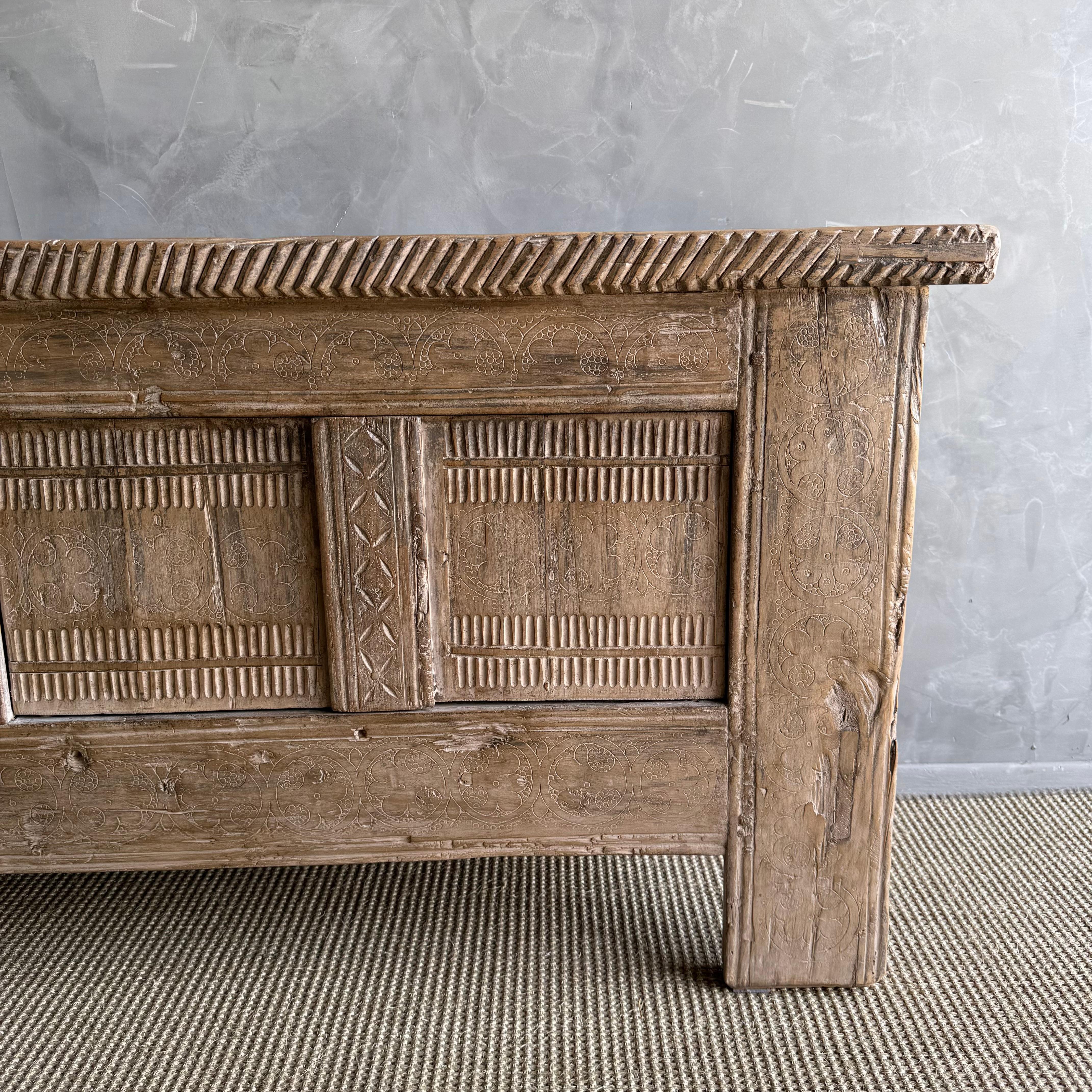 Vintage One of a Kind geschnitzt Holz Schrank oder Sideboard (20. Jahrhundert) im Angebot