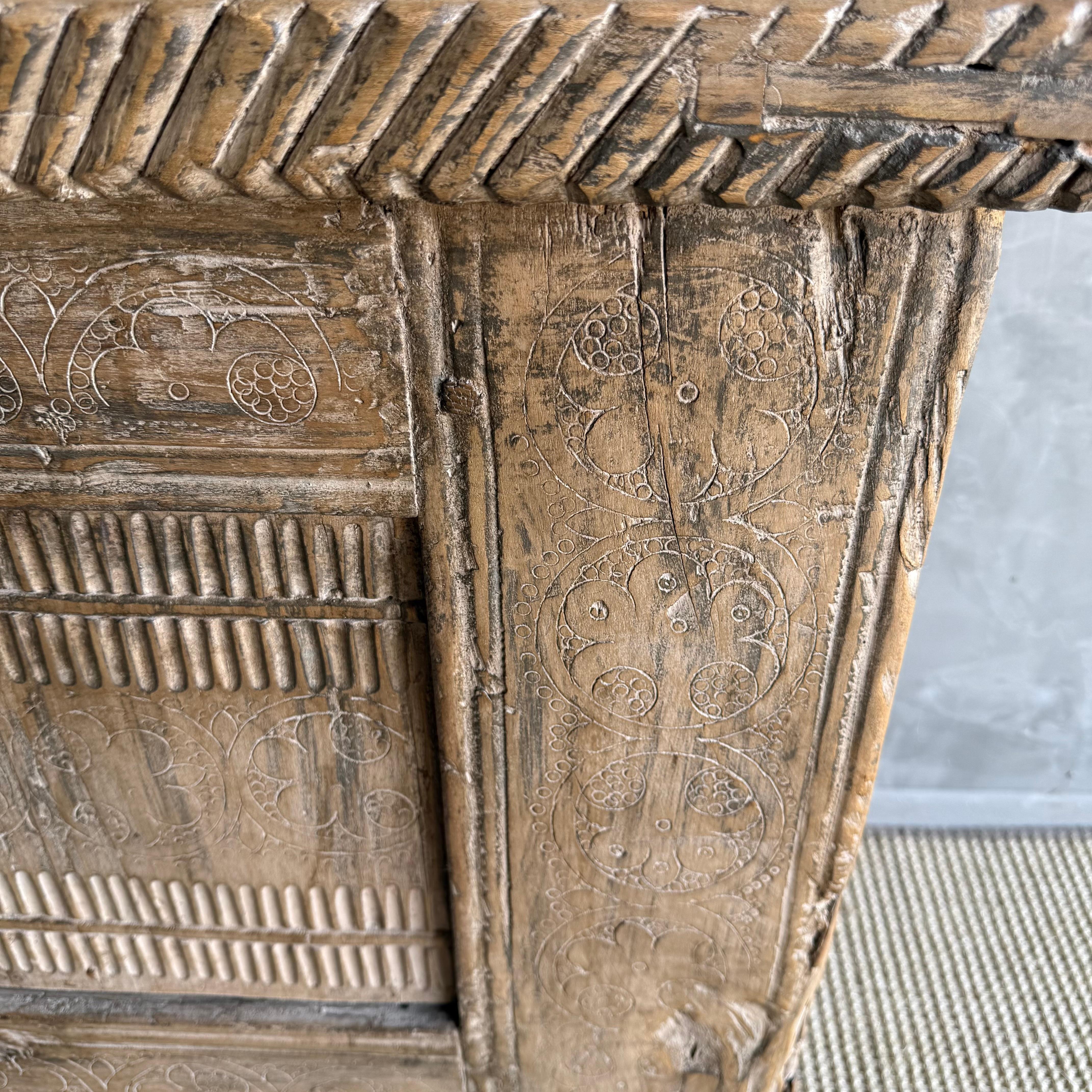 Vintage One of a Kind geschnitzt Holz Schrank oder Sideboard im Angebot 1