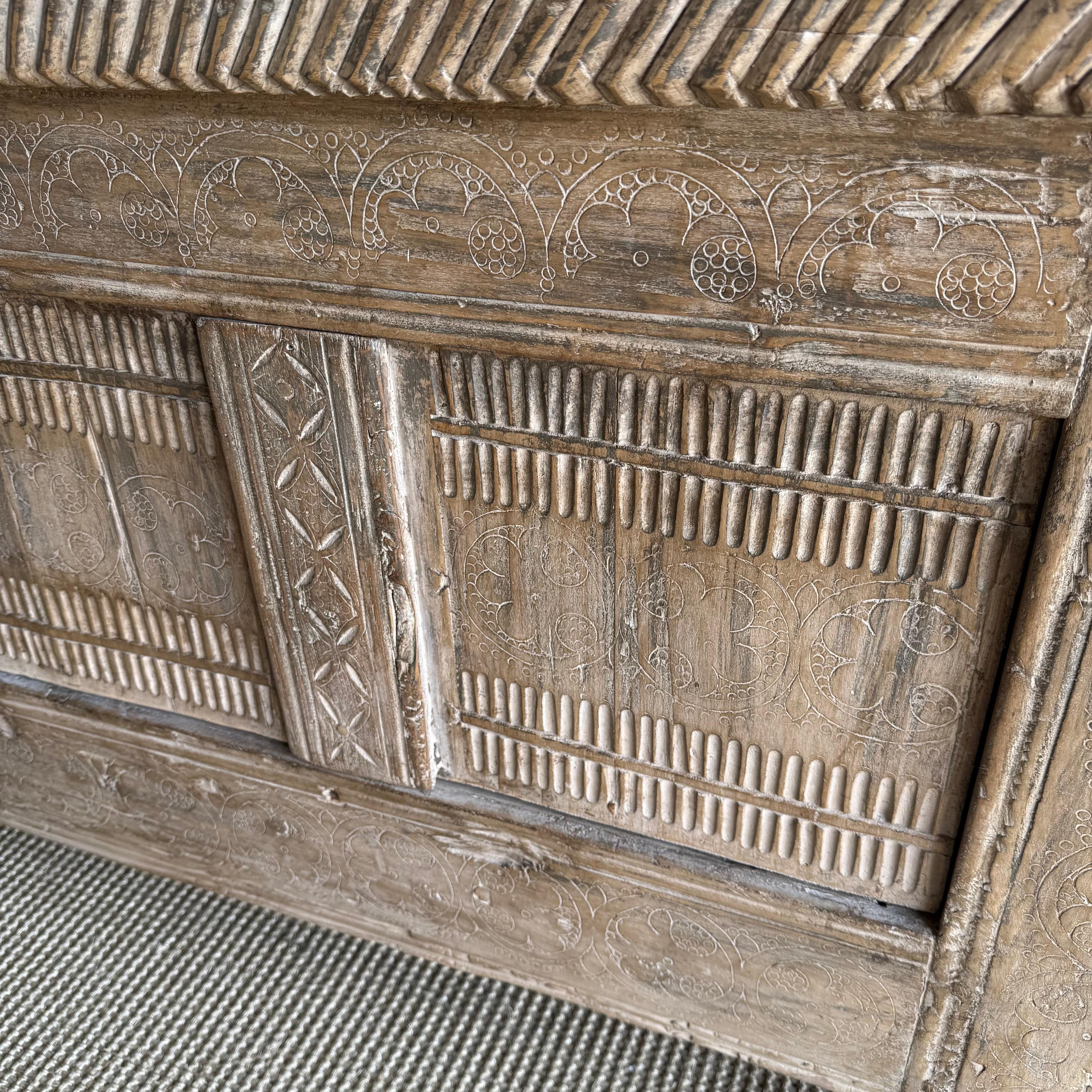 Vintage One of a Kind geschnitzt Holz Schrank oder Sideboard im Angebot 2