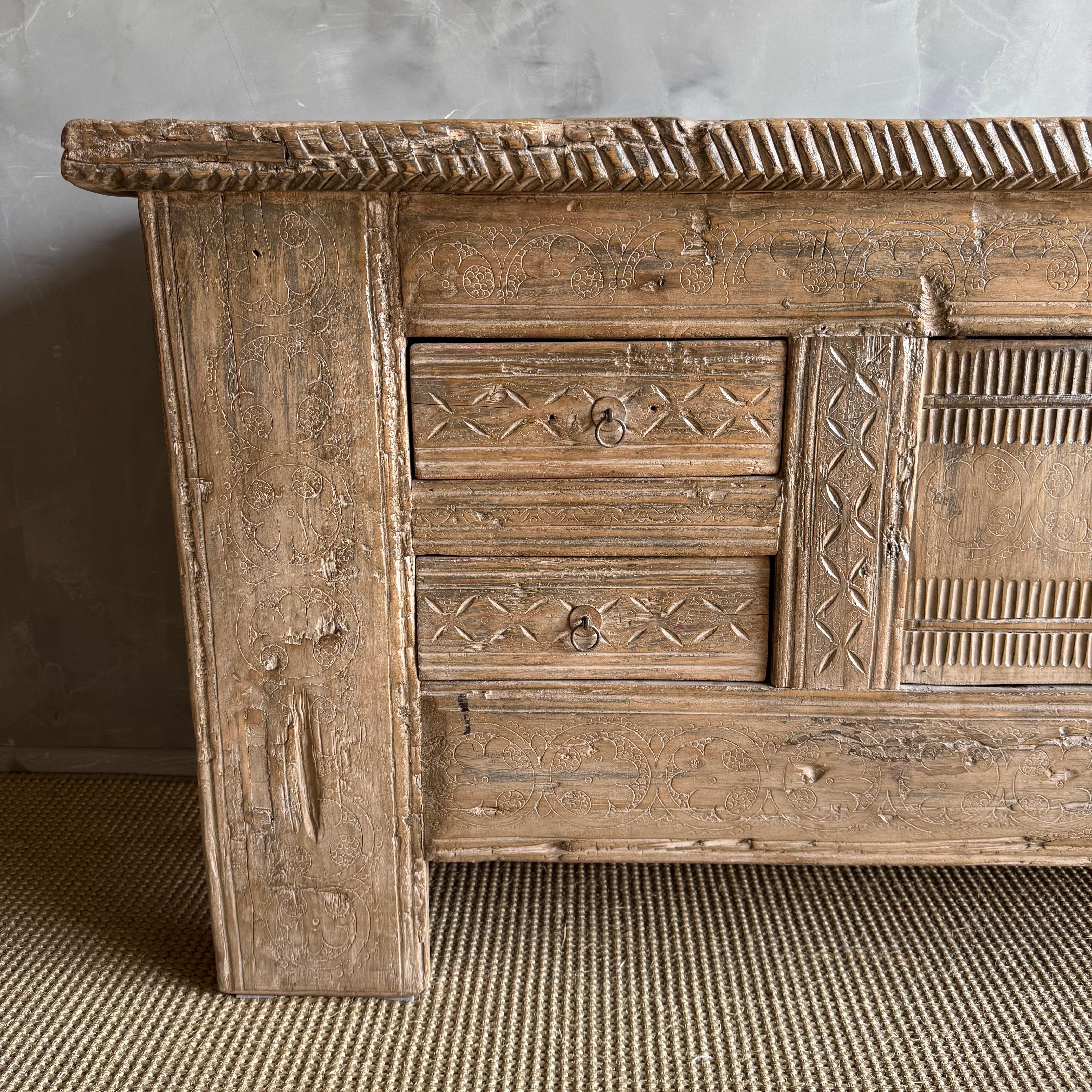 Vintage One of a Kind geschnitzt Holz Schrank oder Sideboard im Angebot 4