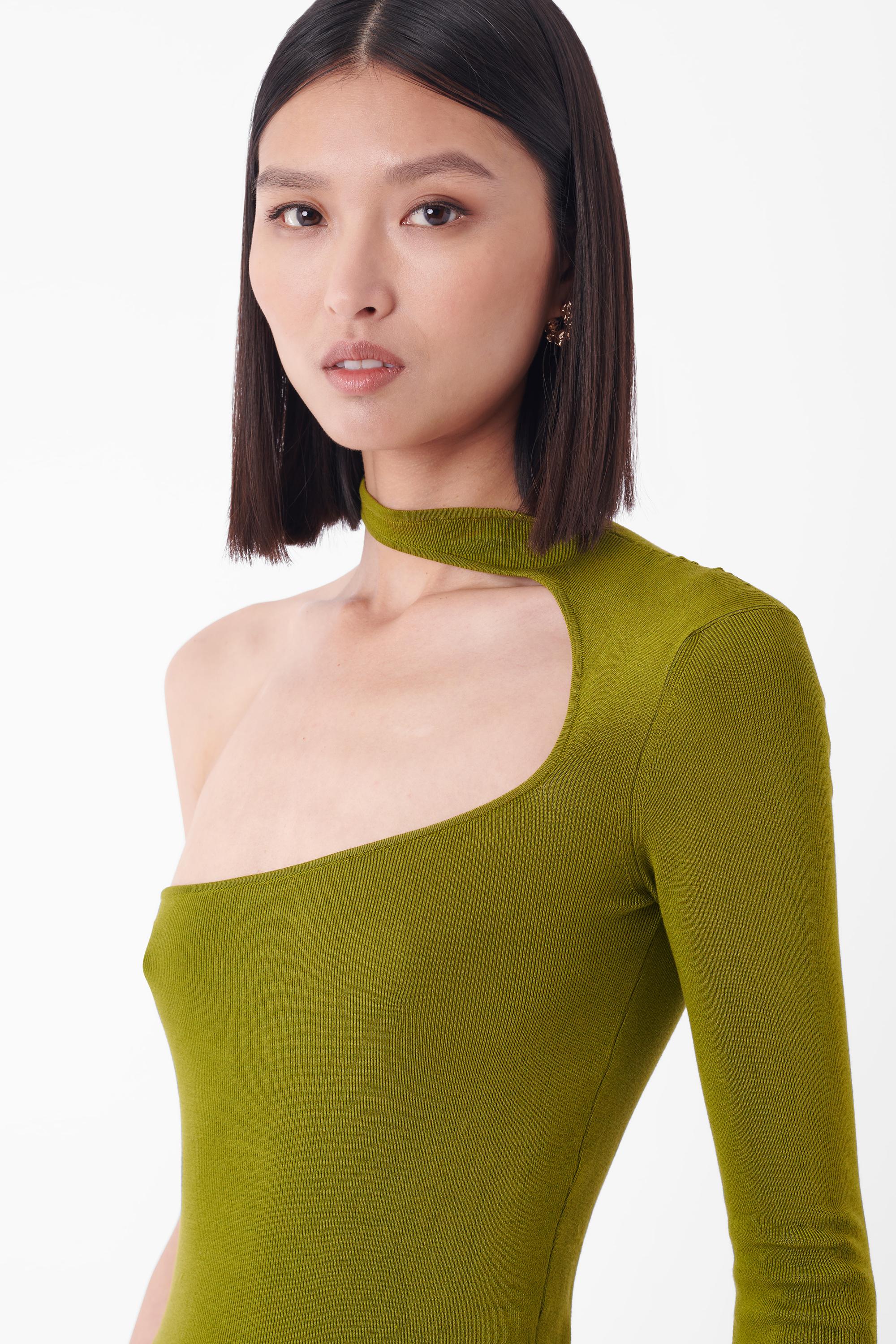 We are excited to present this Tom Ford for Gucci one sleeve green top. Features one long sleeve detail, neck keyhole detailing and stretch bodycon fit. In good vintage condition.

Brand: Gucci
Size: UK 8
Color: Green
Tag Size: S
Modern Size: UK: 8,