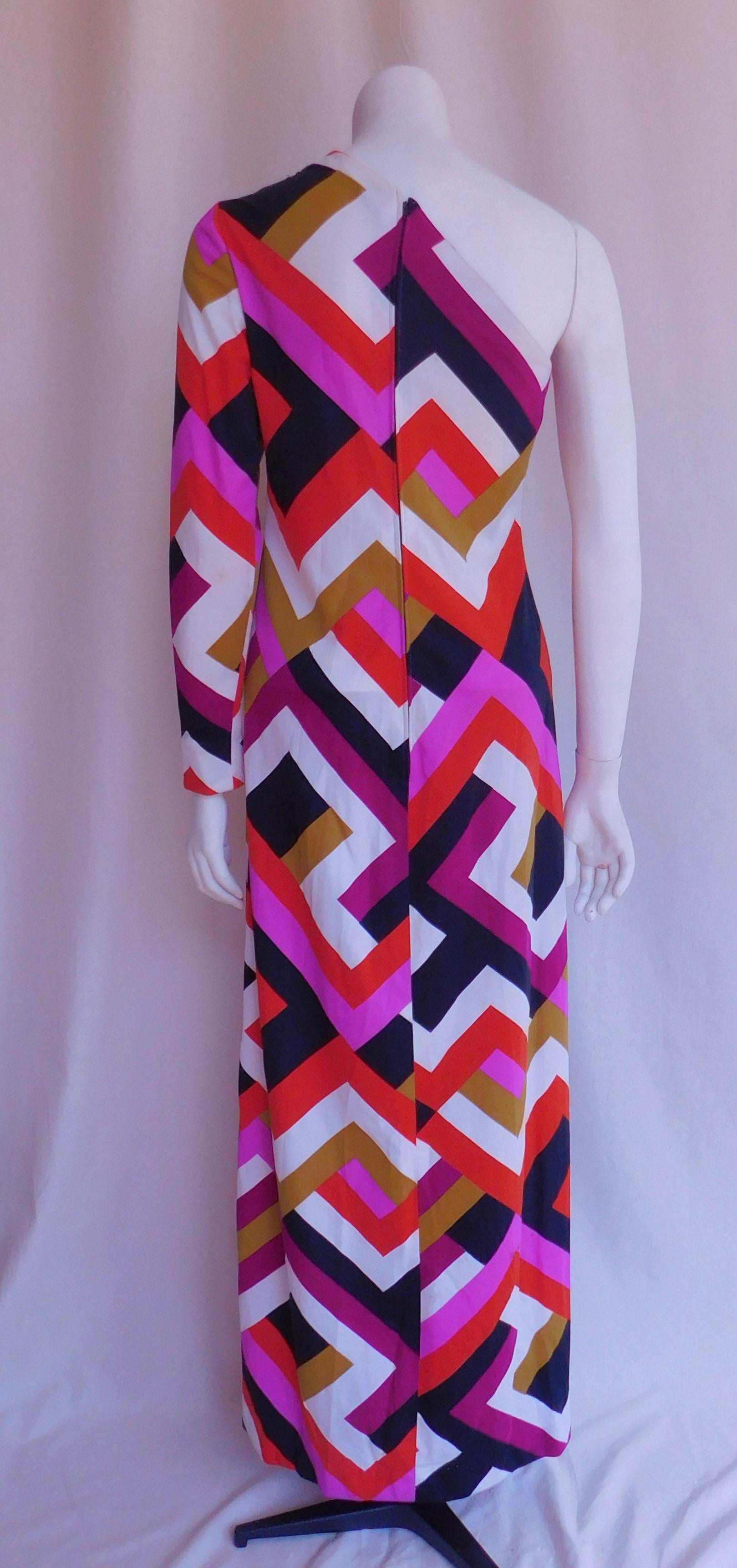 Circa 1980 one sleeve maxi dress by August max . The stretchy nature of the synthetic jersey fabric allow for stretch so it can fit a size 38-42 depending if you want to wear the dress loose (as shown on the mannequin) or form fitting
Shoulder to