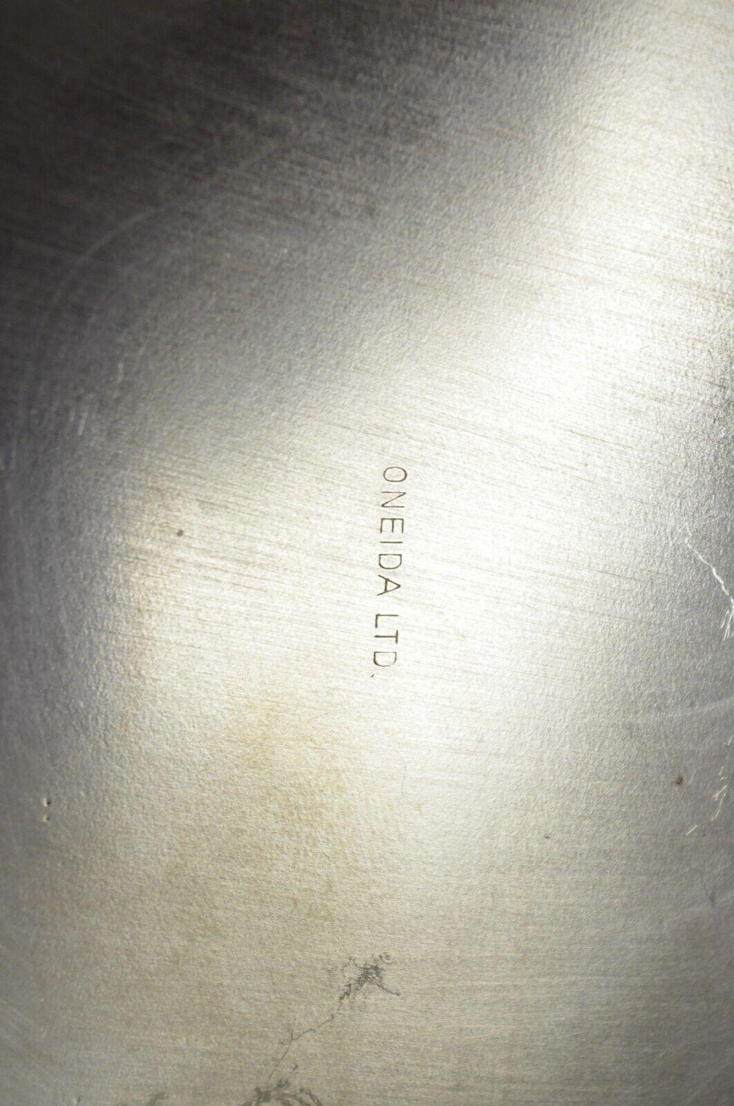 Plato redondo para servir vintage Oneida Ltd Rose Decorated Silver Plated Chapado en plata en venta