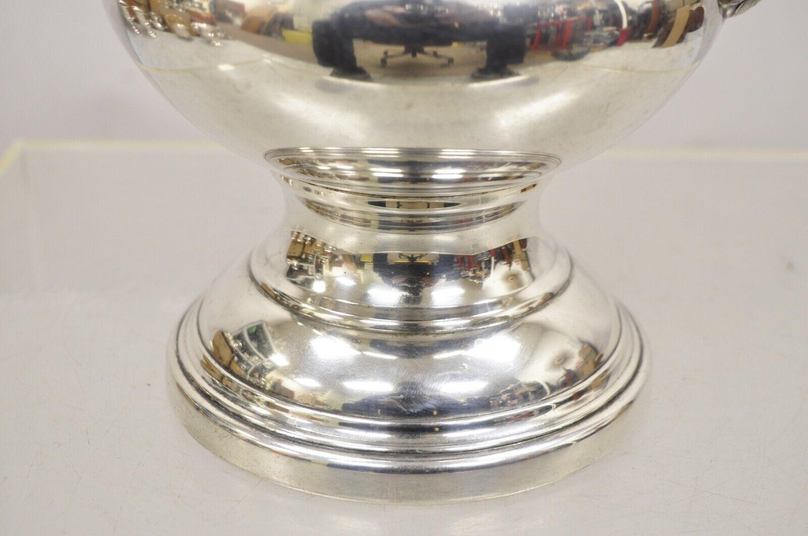 20ième siècle Paire de coupes Trophée en métal argenté pour Champagne Chiller Ice Bucket - Vintage Oneida en vente